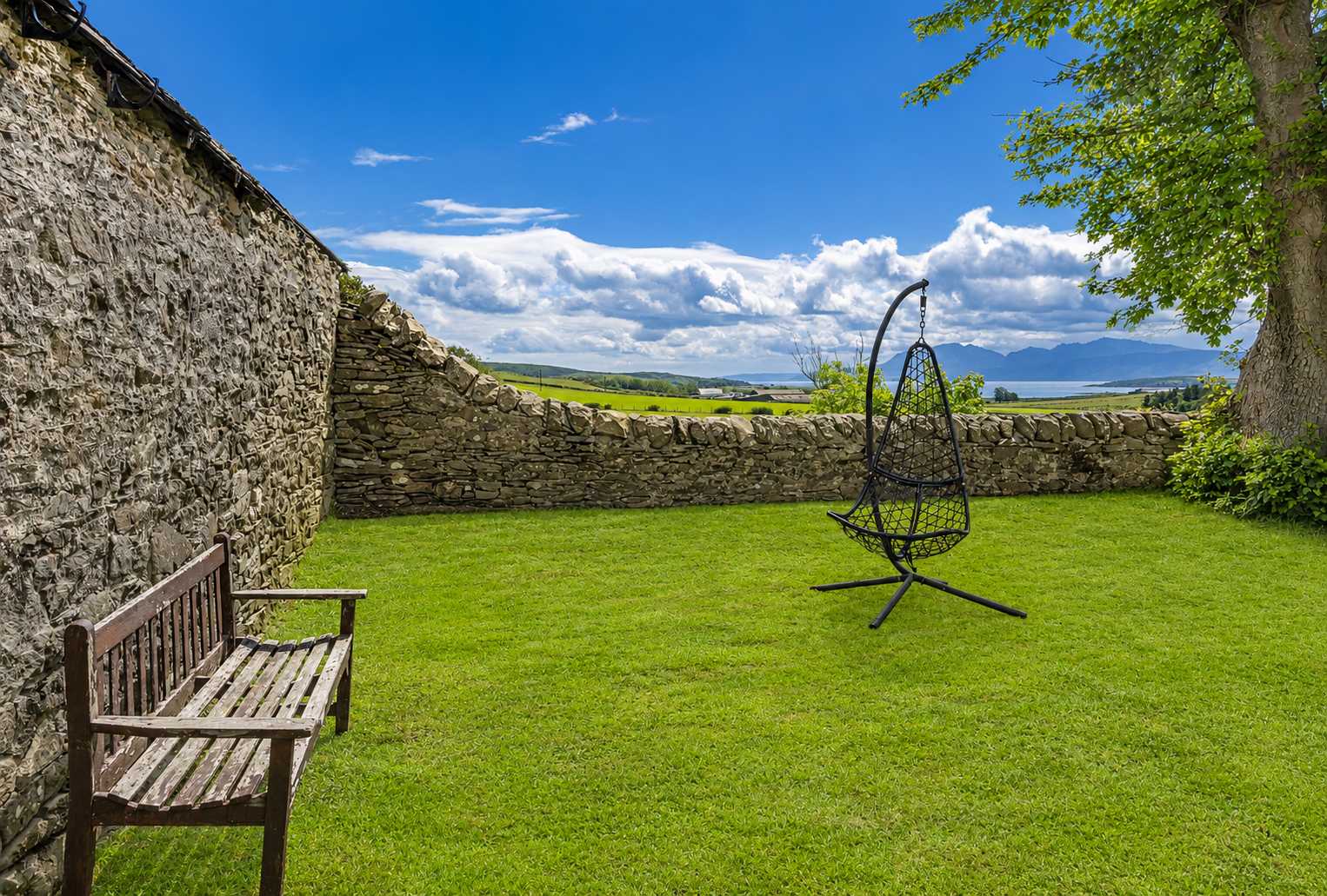 Dunallan Farm: Cottage with Optional Hot Tub & Stunning Views in Dunallan Farm PA20 0QG - Property image 10 - VivreStays
