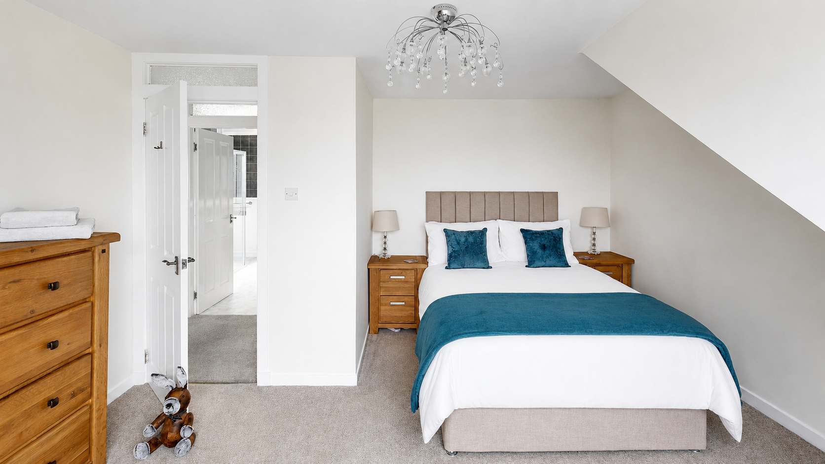 Modern Waterfront Apartment with Stunning Sea Views in Ardbeg Road 27 PA20 0NL - Property image 2 - VivreStays