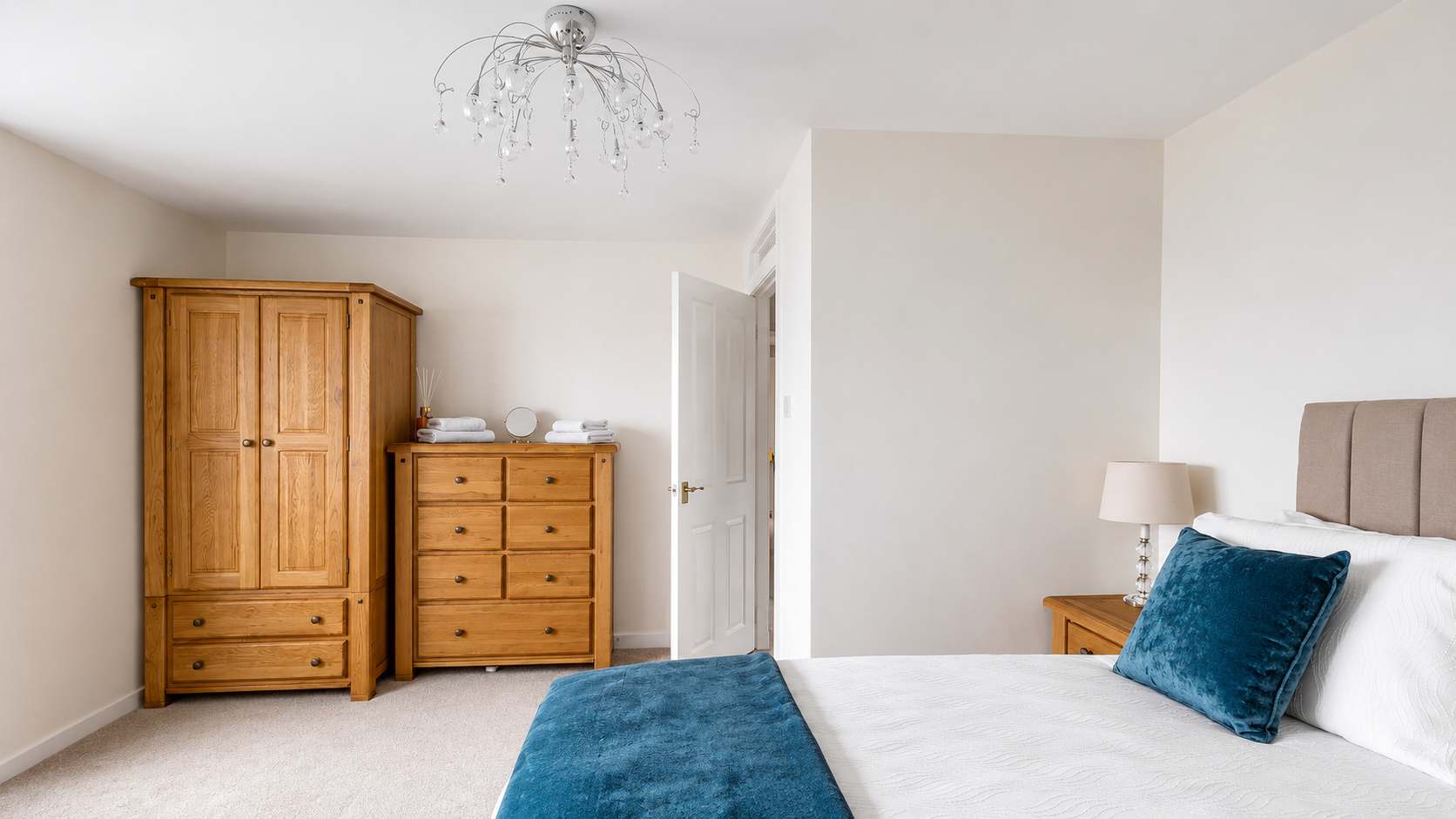 Modern Waterfront Apartment with Stunning Sea Views in Ardbeg Road 27 PA20 0NL - Property image 4 - VivreStays