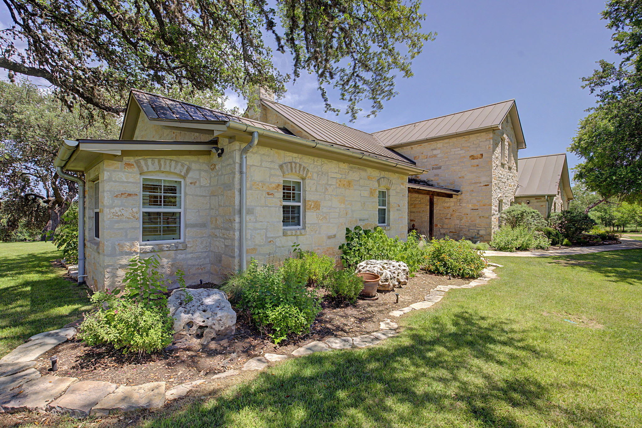 River House | 4-BDR Luxury Riverfront Estate | Photo 42