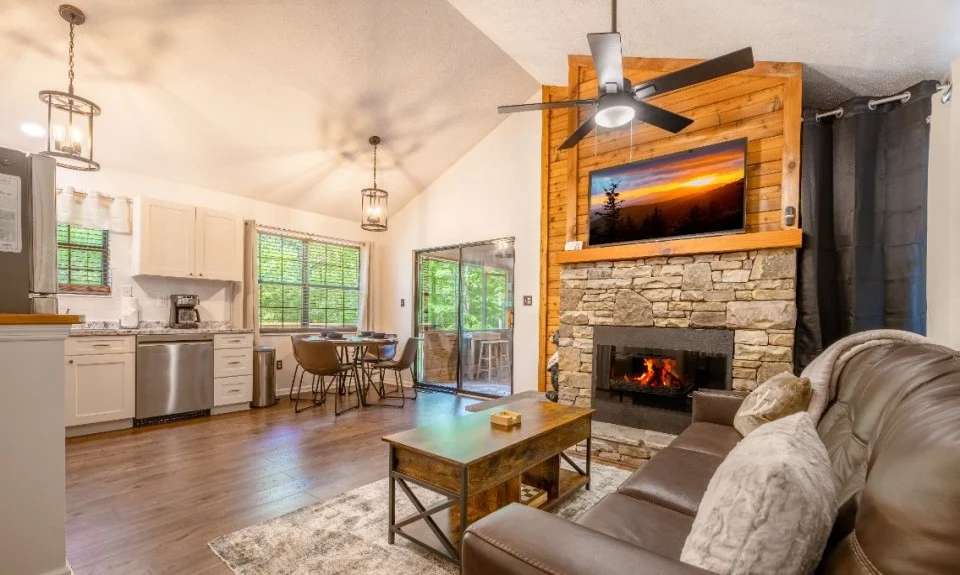 Cozy Cabin w/ Hot Tub, Jetted Tub & Dog Friendly