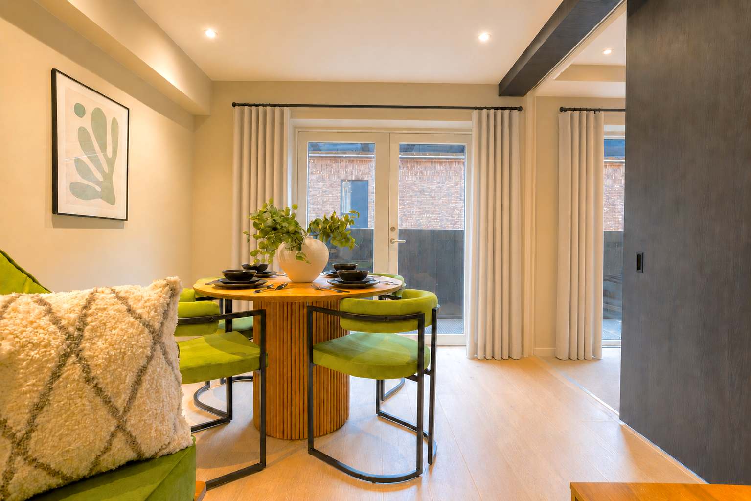 Stylish 1BR I Private Balcony I Sleeps 3 - City
