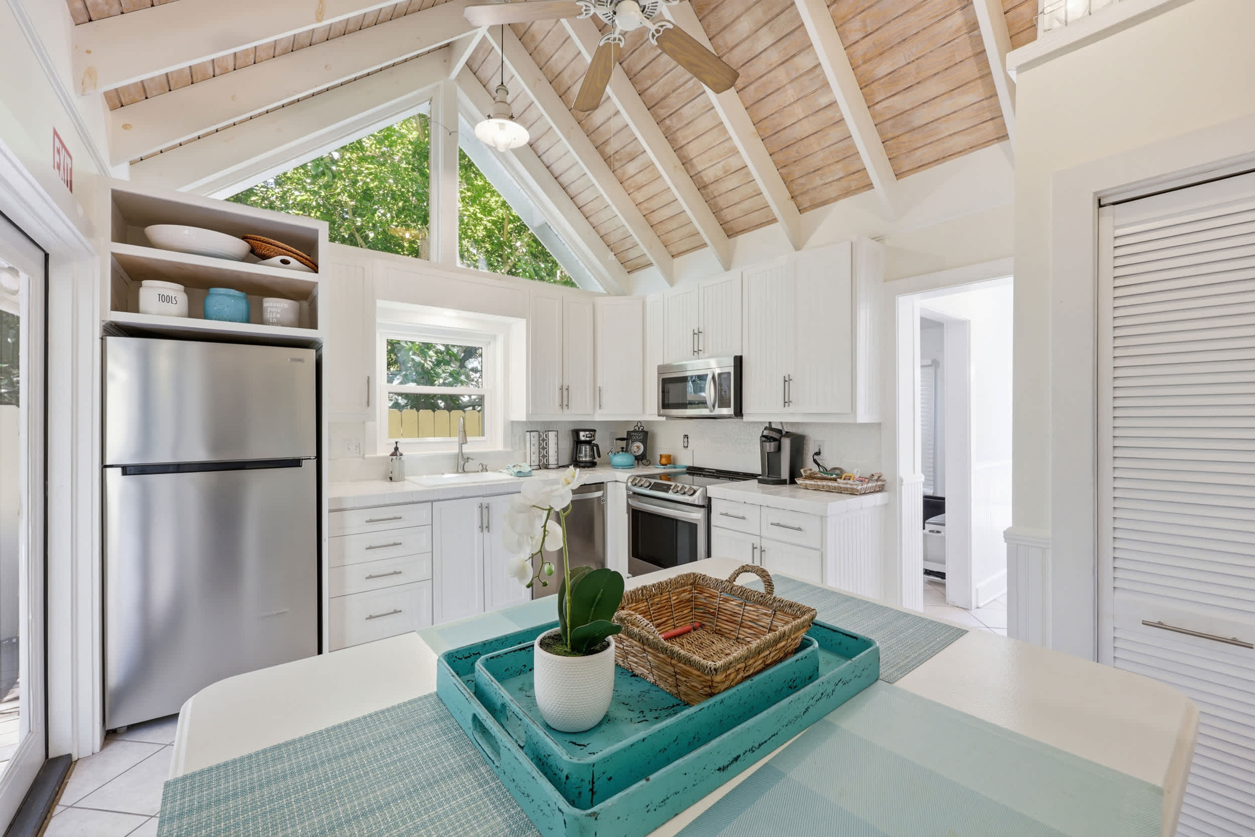 The airy kitchen is well equipped for an unforgettable getaway​