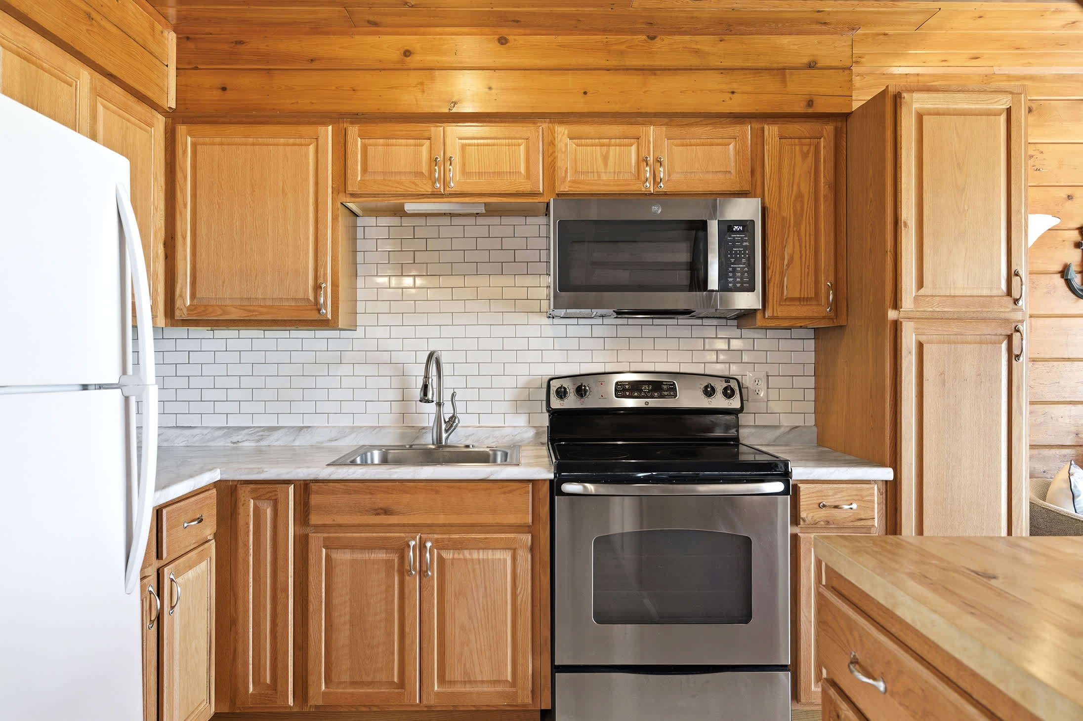 A bright and functional space designed for laid-back lake weekends.