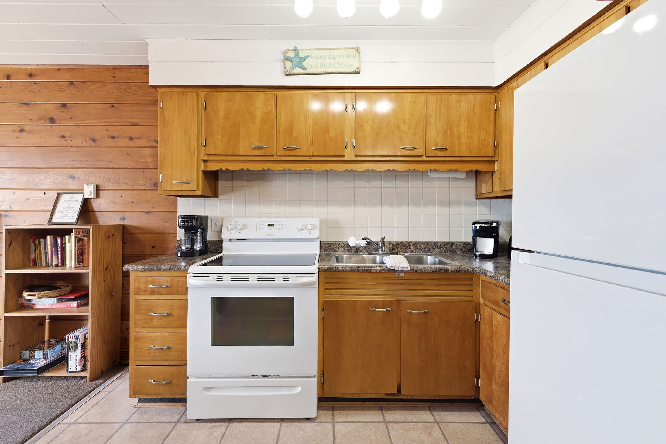 From pancake breakfasts to sunset snacks, this space keeps everyone close.