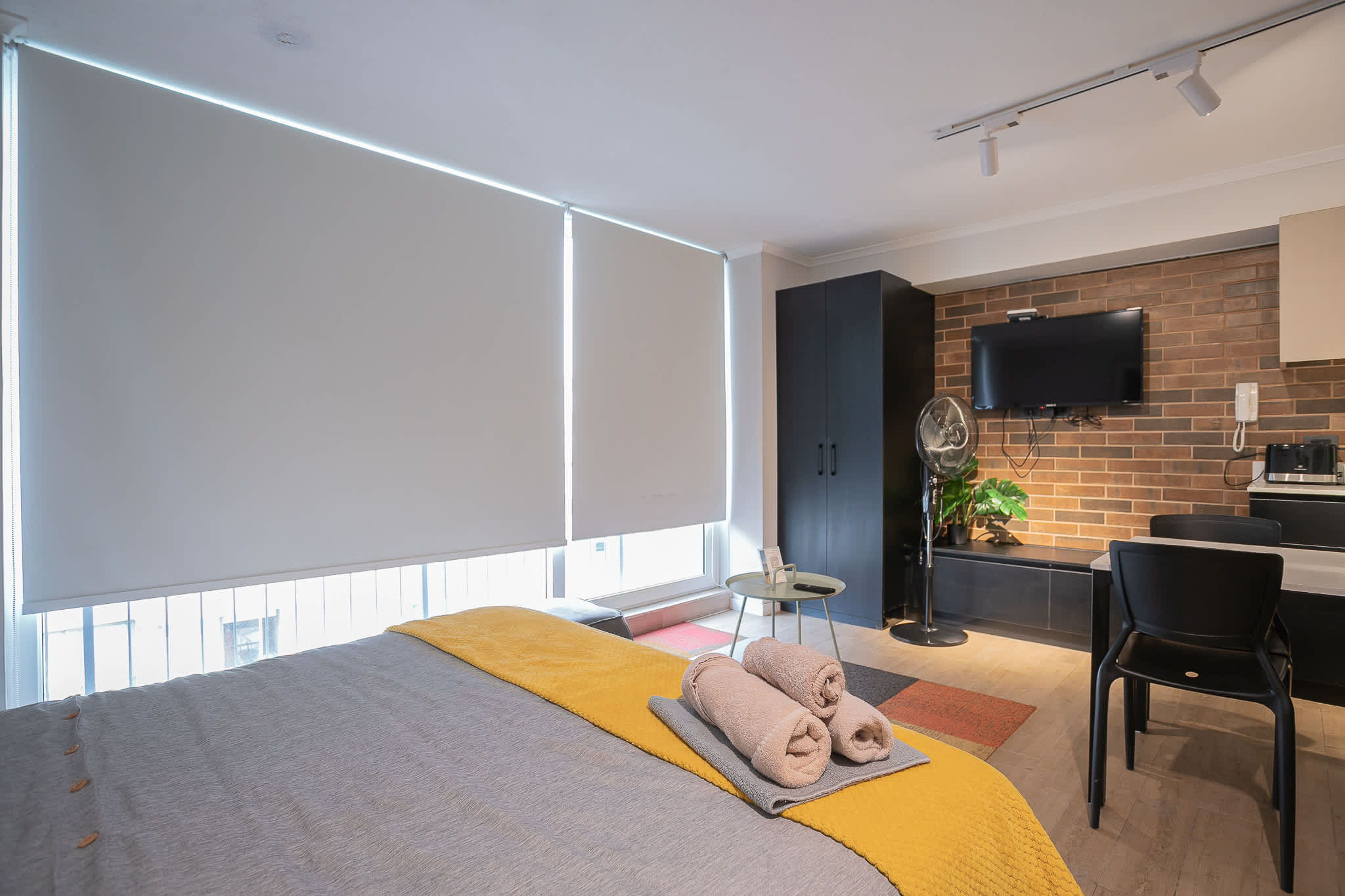 Cozy studio with modern amenities and a warm ambiance, perfect for a relaxing stay.