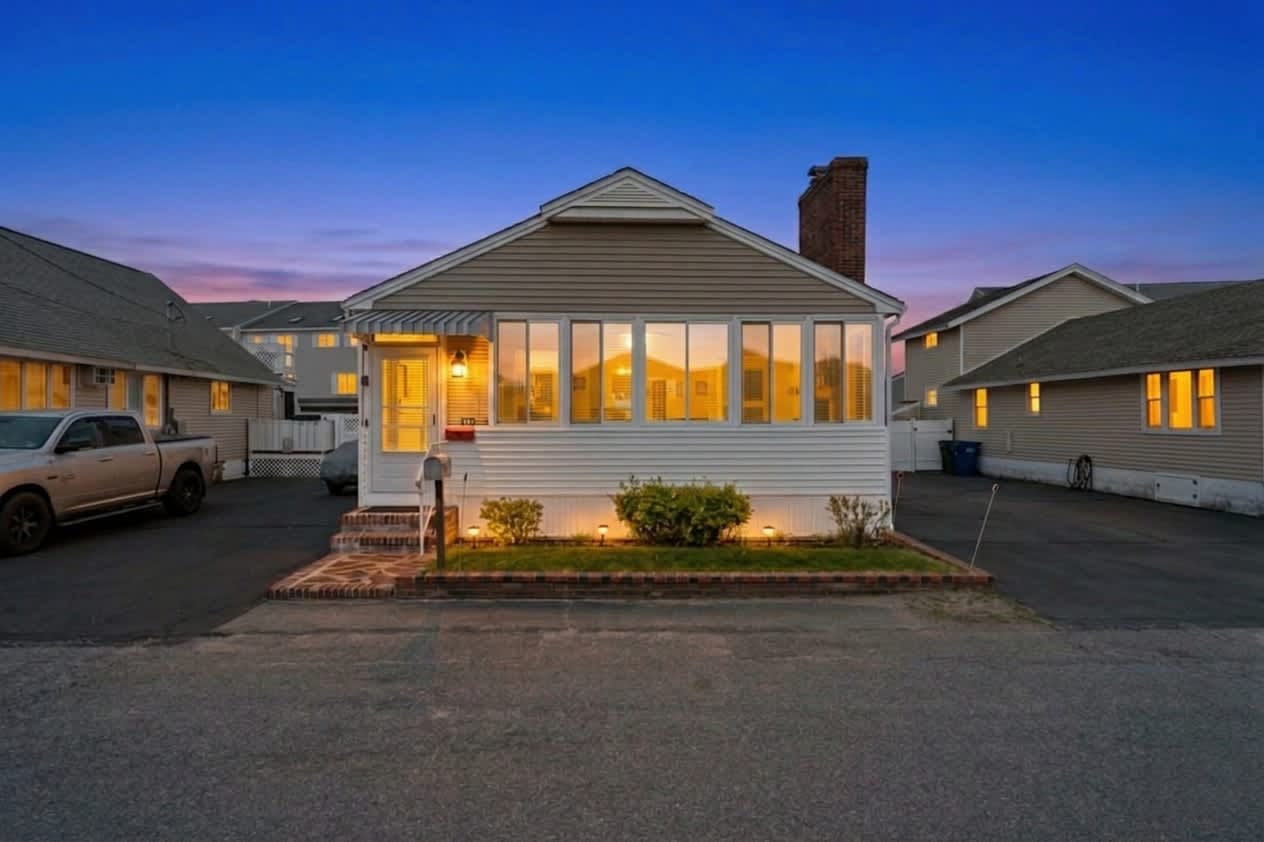 Harris Ave Hideaway | Harbor Deck | Walk To Beach - Hampton Beach, NH