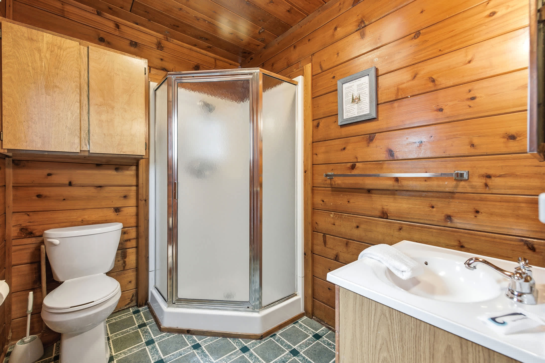 A full bath is ready for your next Lake Michigan getaway.