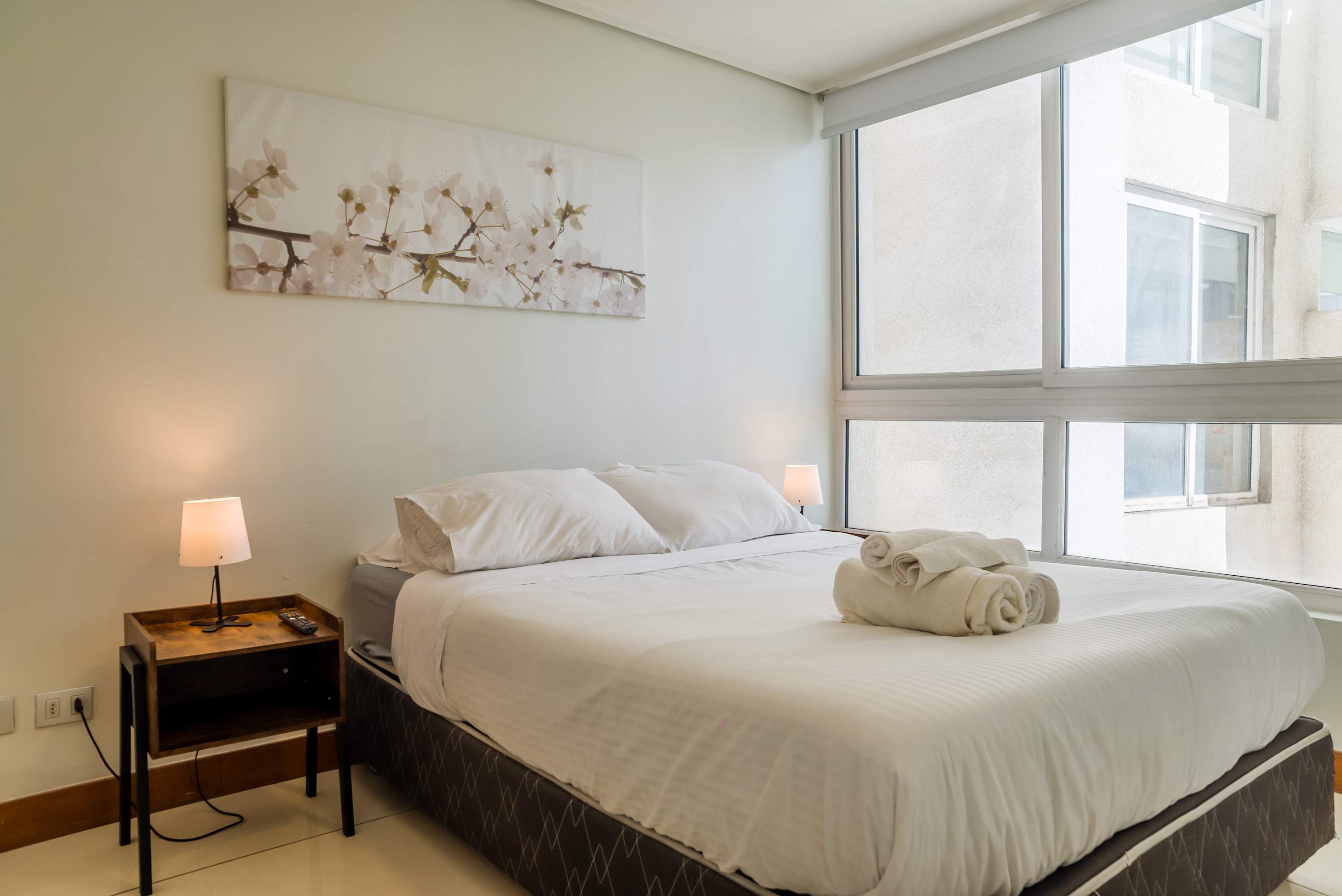 Modern Chic Oasis: Sophisticated Las Condes Stay