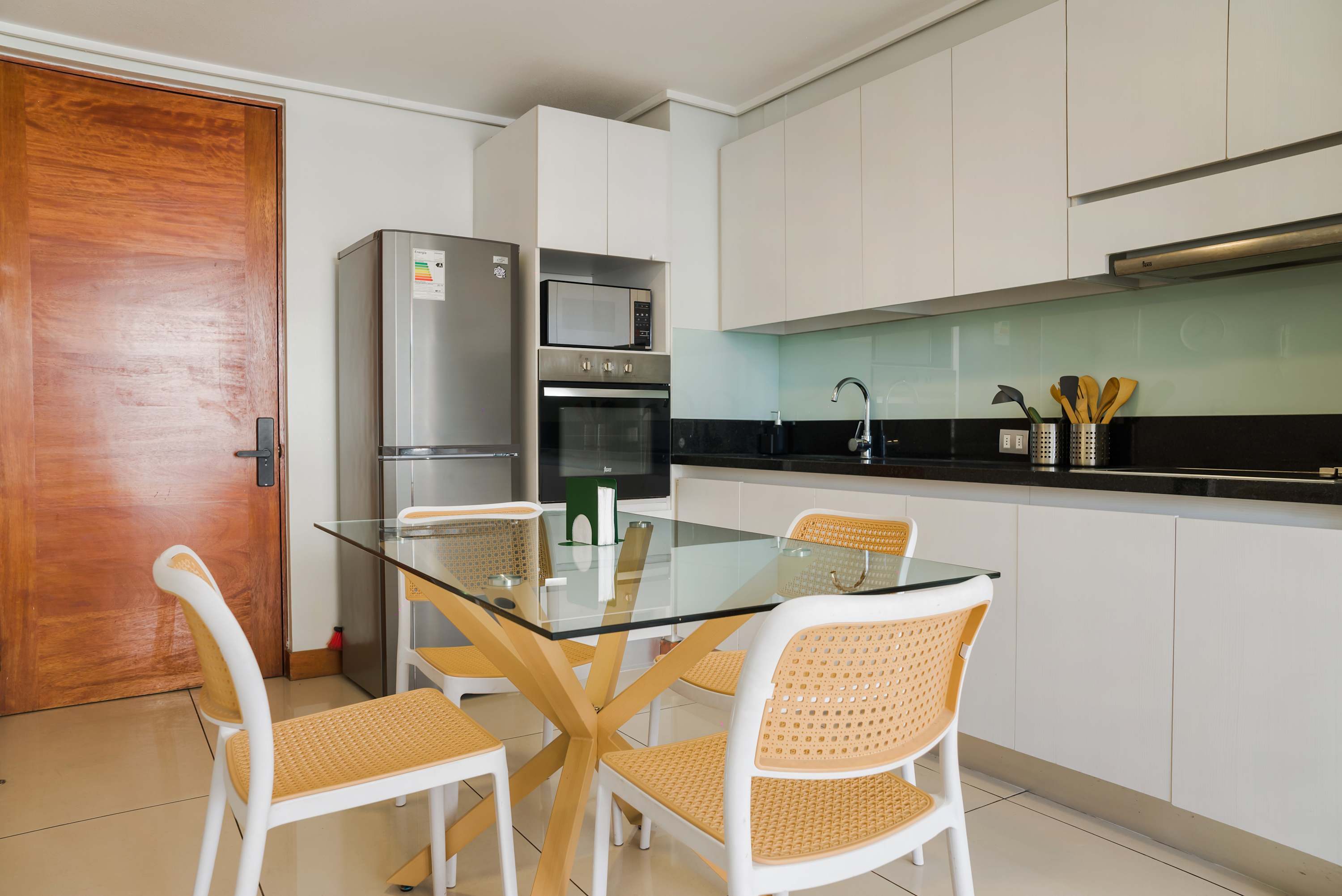 Modern Chic Oasis: Sophisticated Las Condes Stay
