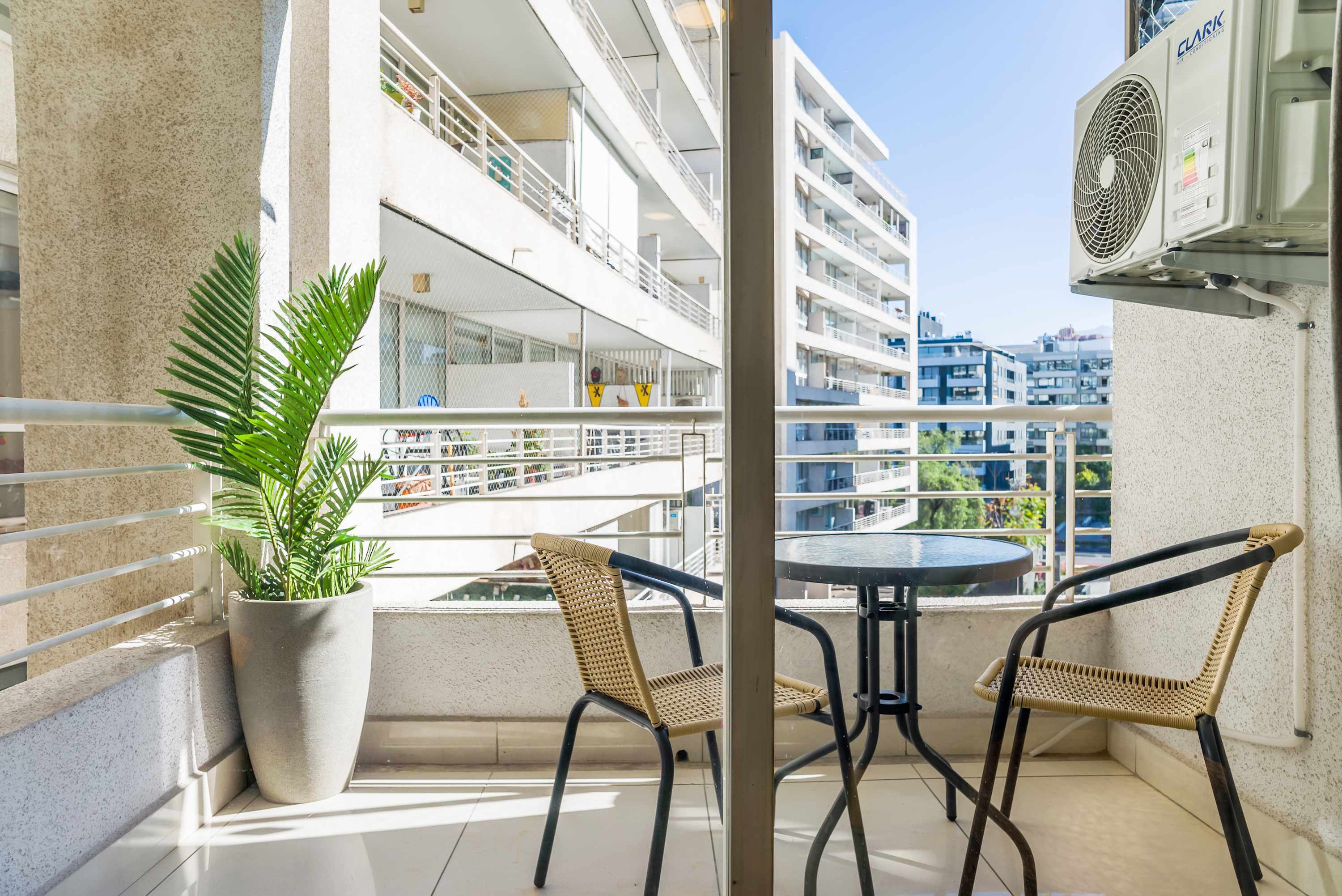 Modern Chic Oasis: Sophisticated Las Condes Stay