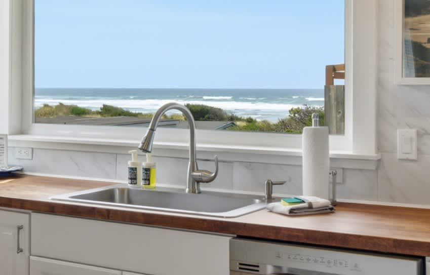 #StayInMyDistrict Strandhuisje Oceanview Retreat in Rockaway Beach, OR