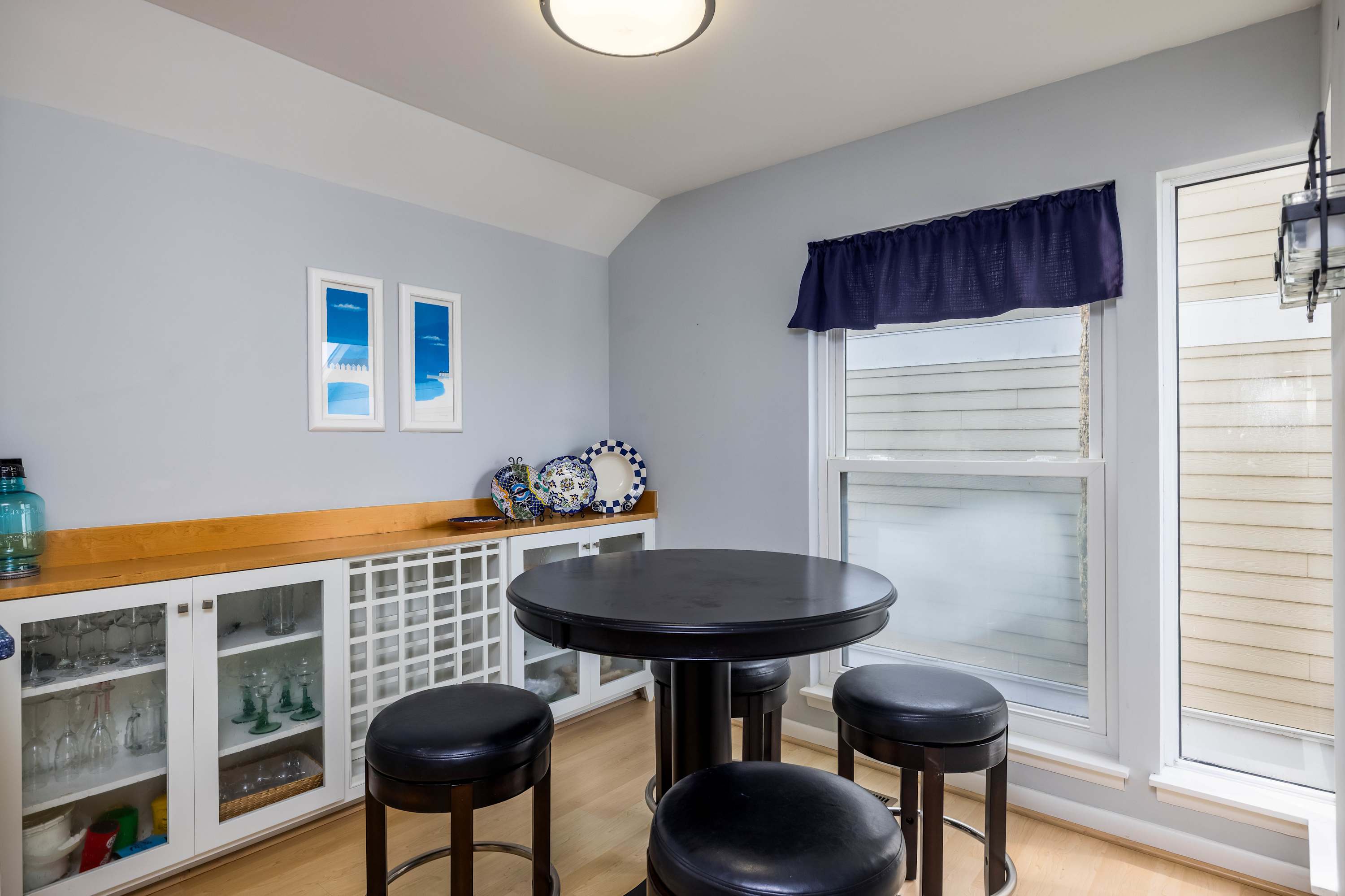 Well equipped kitchen with eating area
