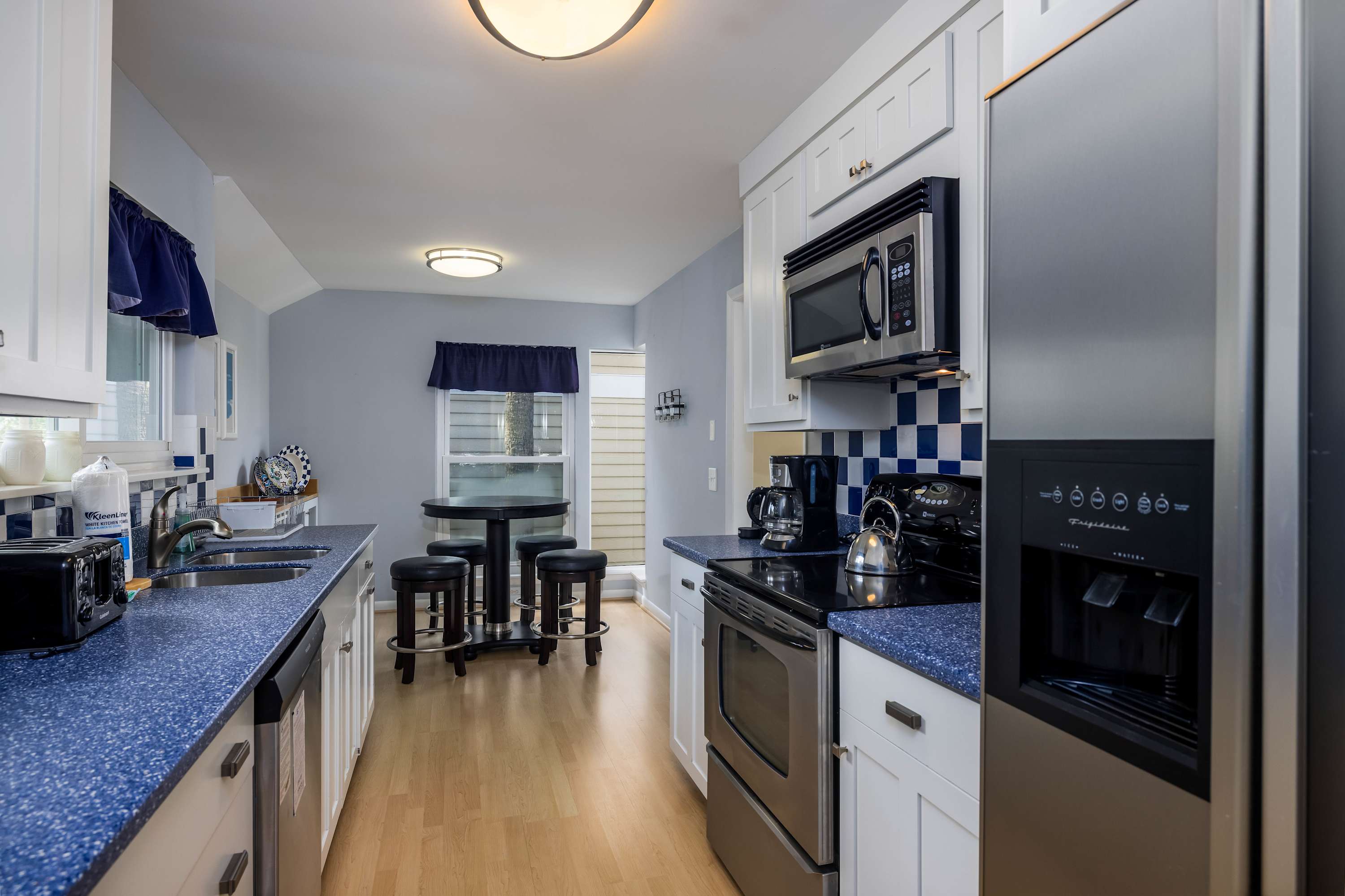 Well equipped kitchen with eating area