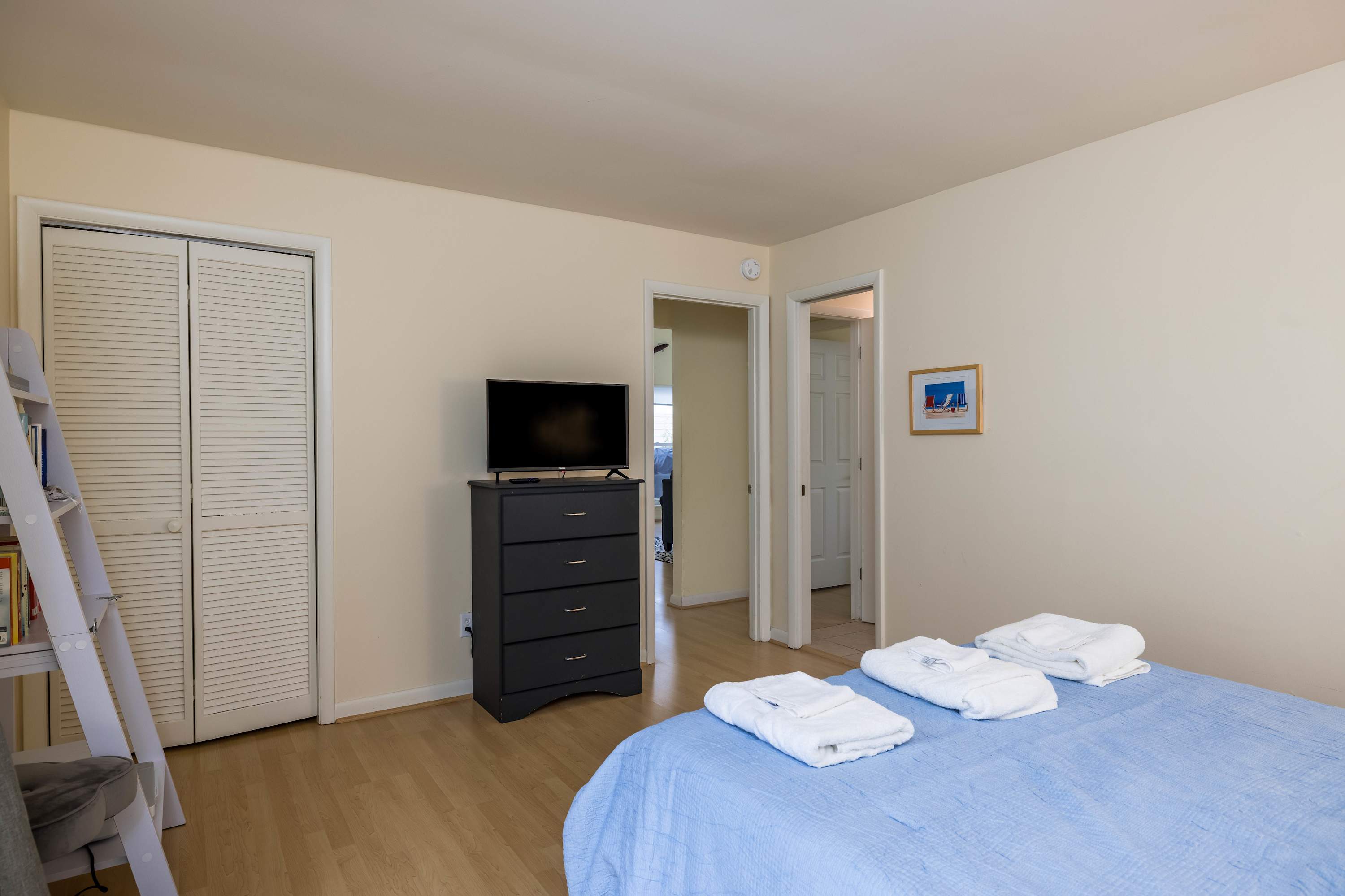 Second guest bedroom with en suite full bath