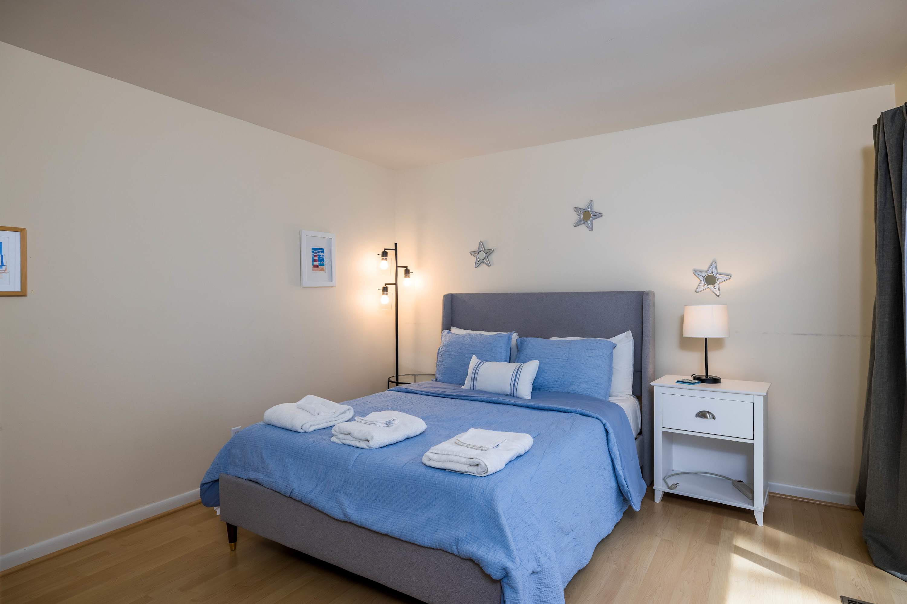 Second guest bedroom with en suite full bath