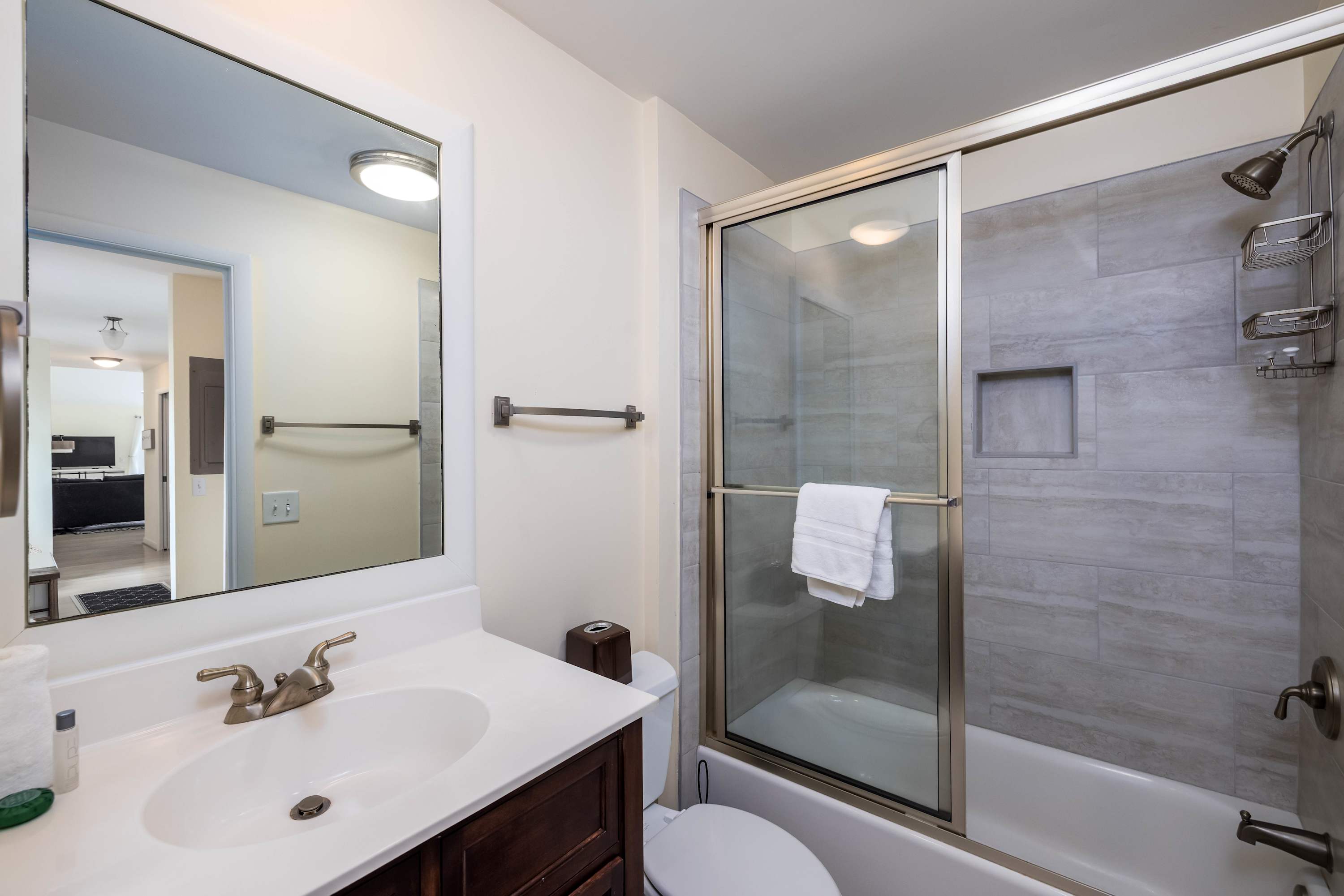 Second guest bedroom with en suite full bath