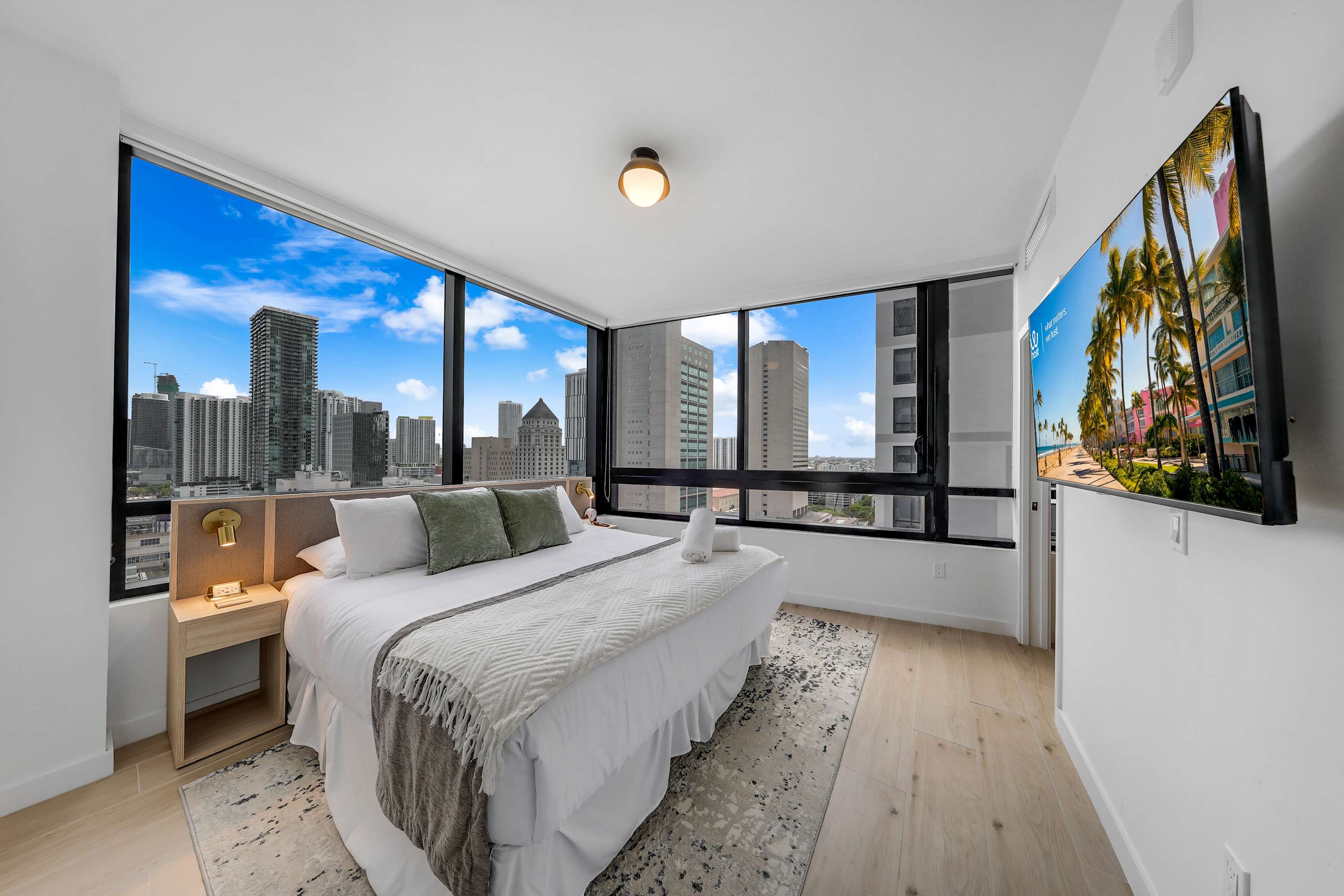 22nd floor Condo: Rooftop Pool, Parking & Gym