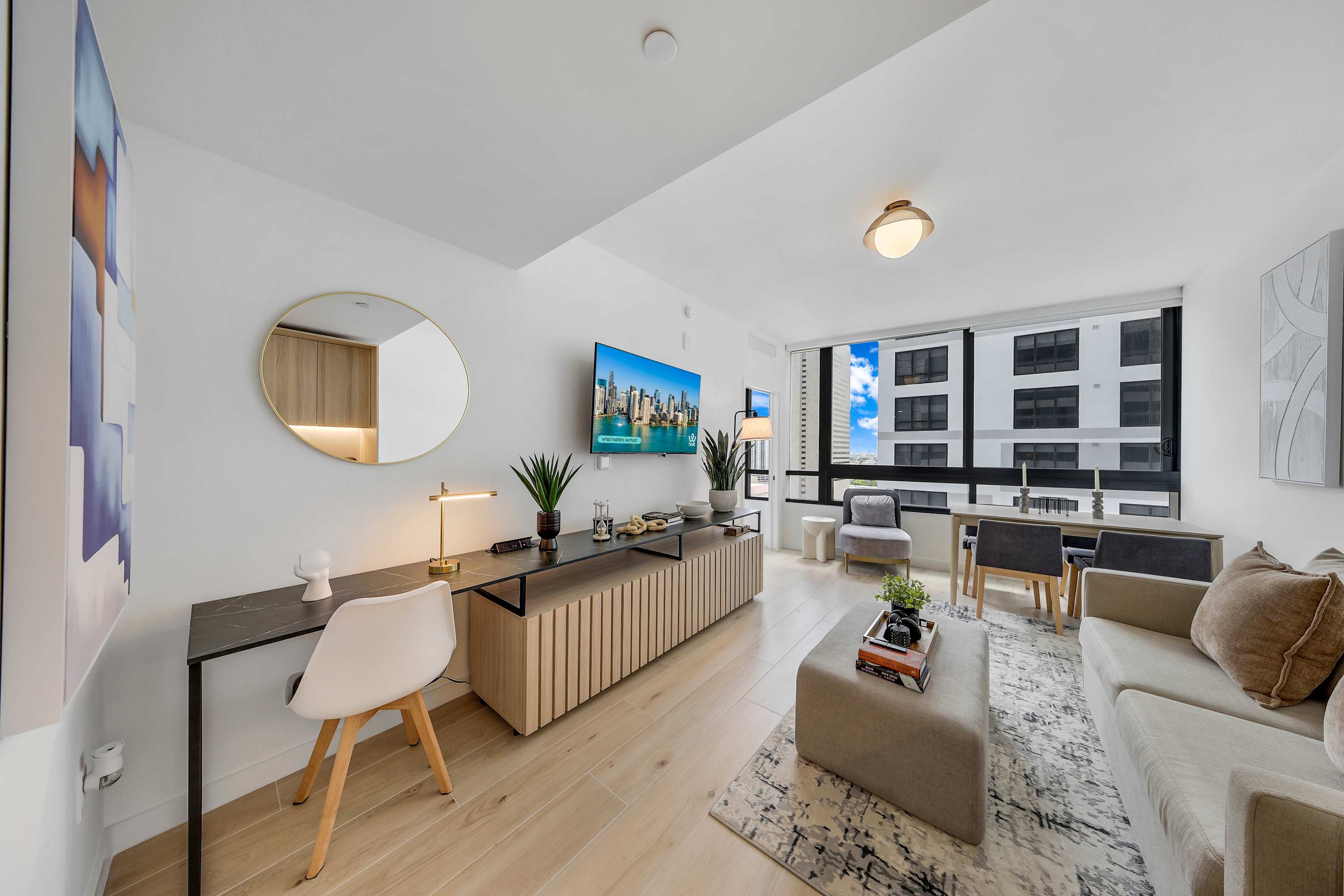 22nd floor Condo: Rooftop Pool, Parking & Gym