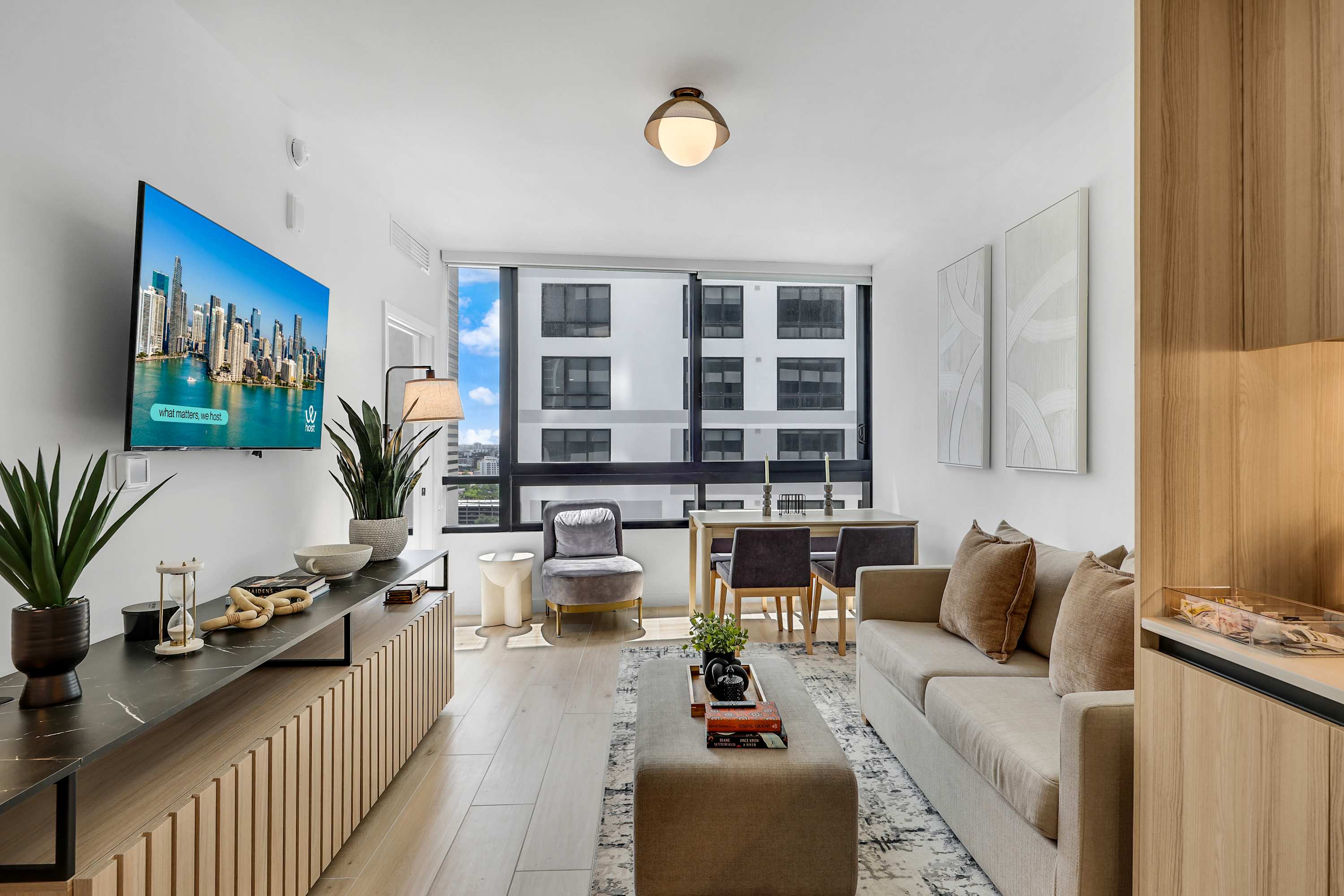 22nd floor Condo: Rooftop Pool, Parking & Gym