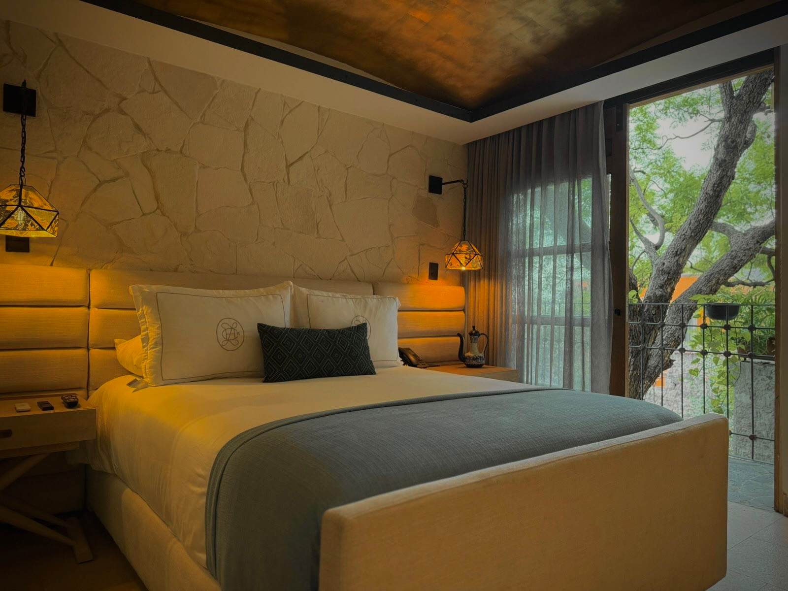 Casa Laja Hotel - Designer Queen Stay with Balcony