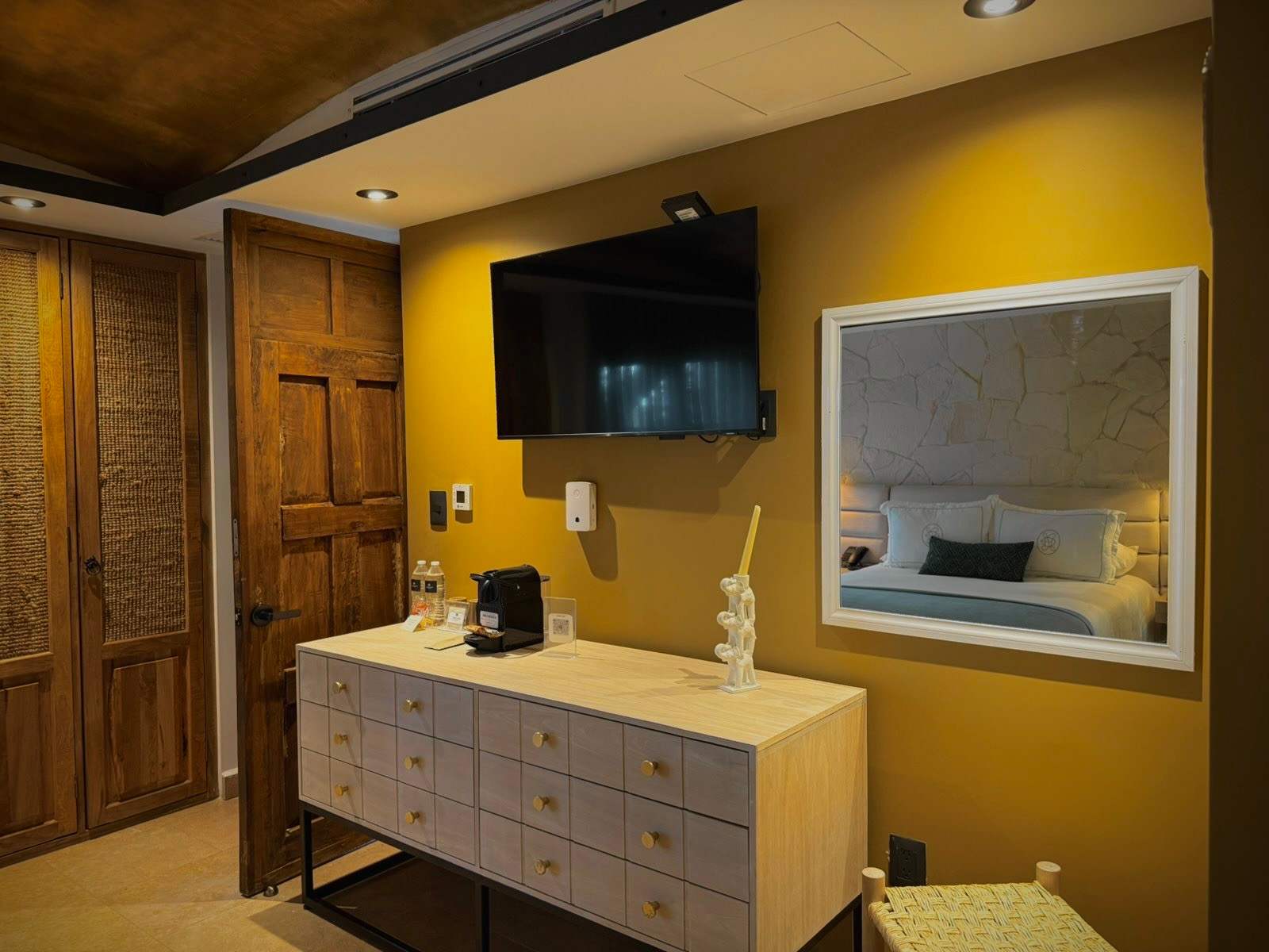 Casa Laja Hotel - Designer Queen Stay with Balcony