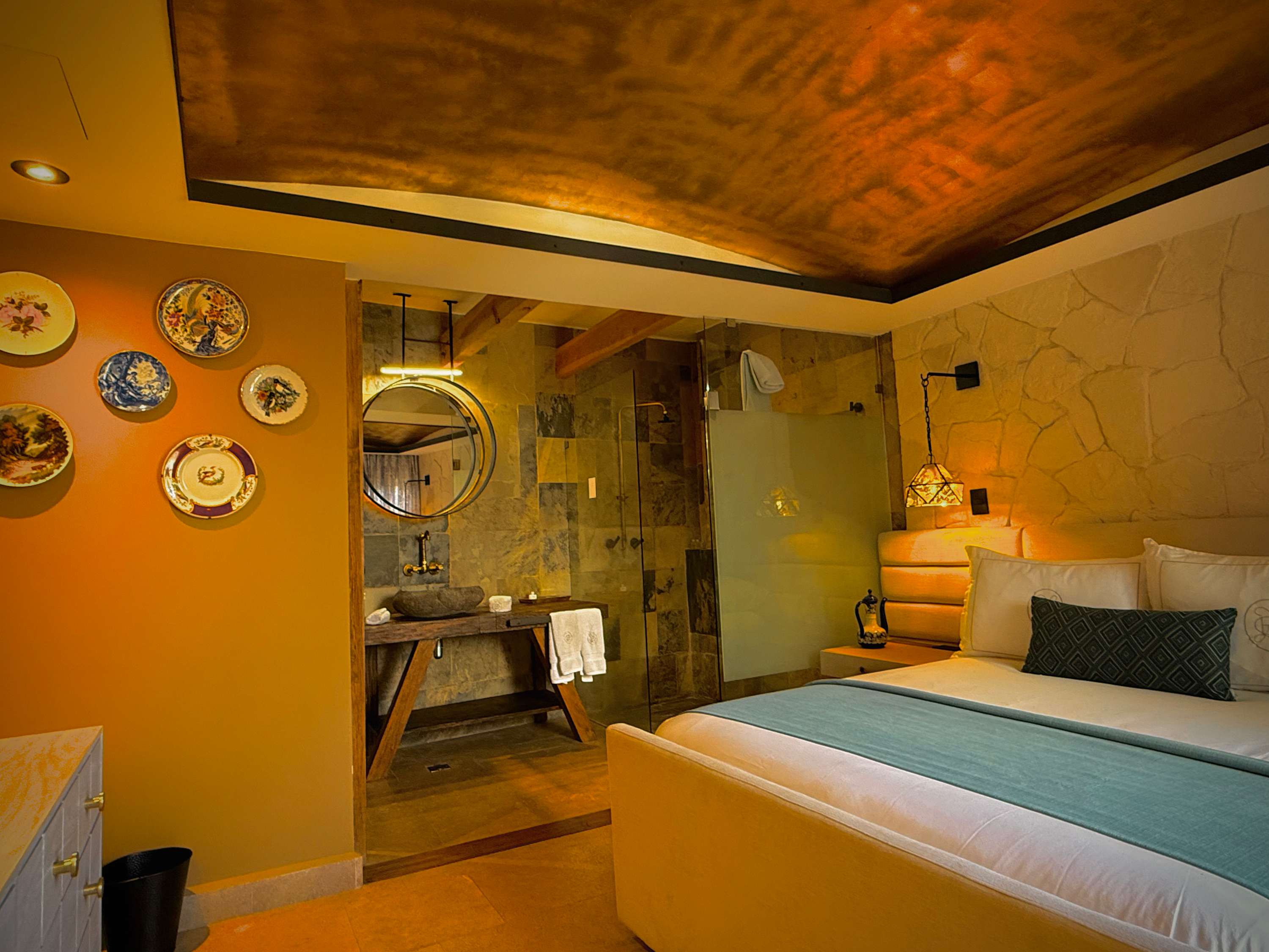 Casa Laja Hotel - Designer Queen Stay with Balcony