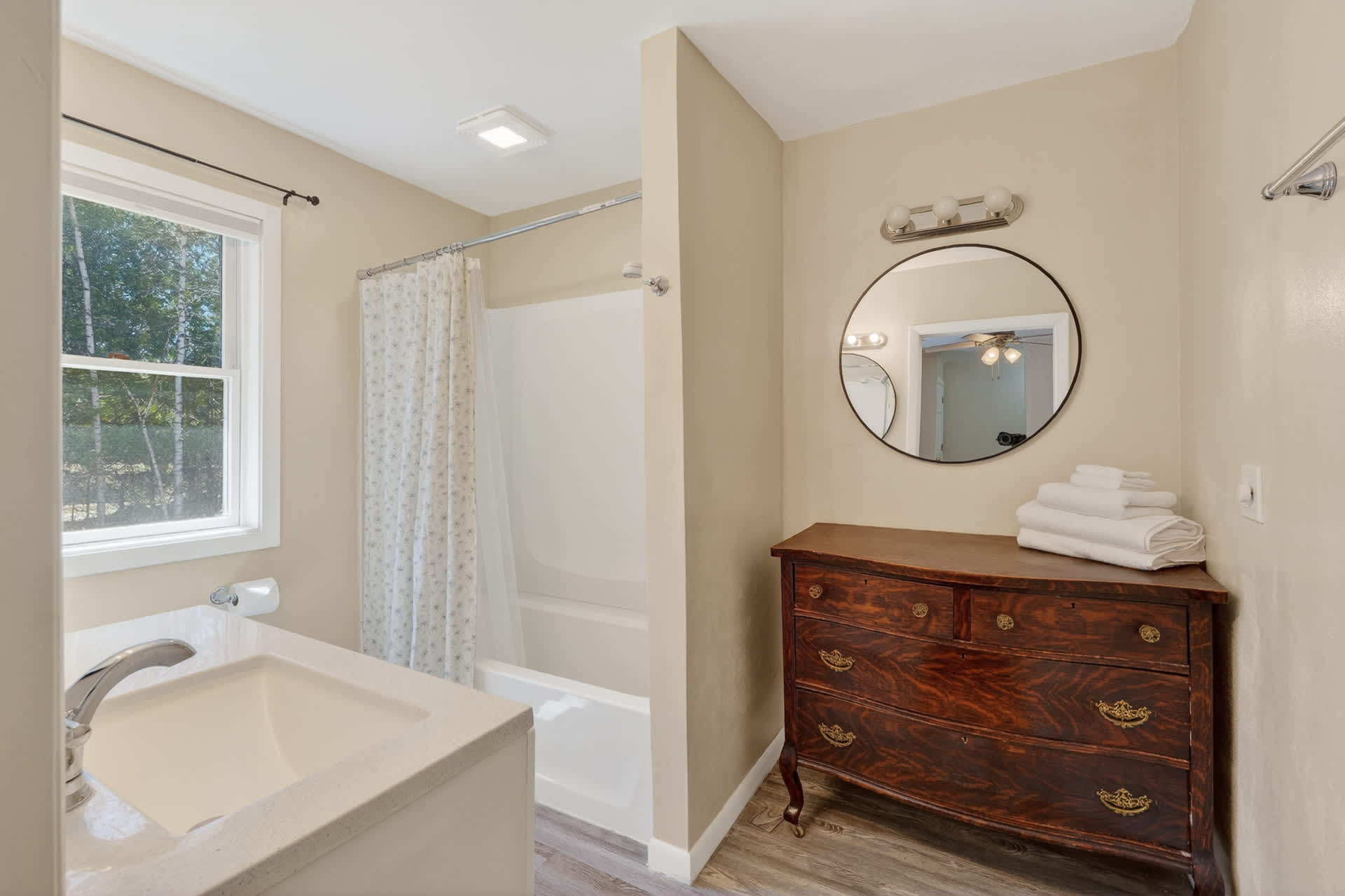 Ensuite bathroom to primary bedroom-Tub/shower combo