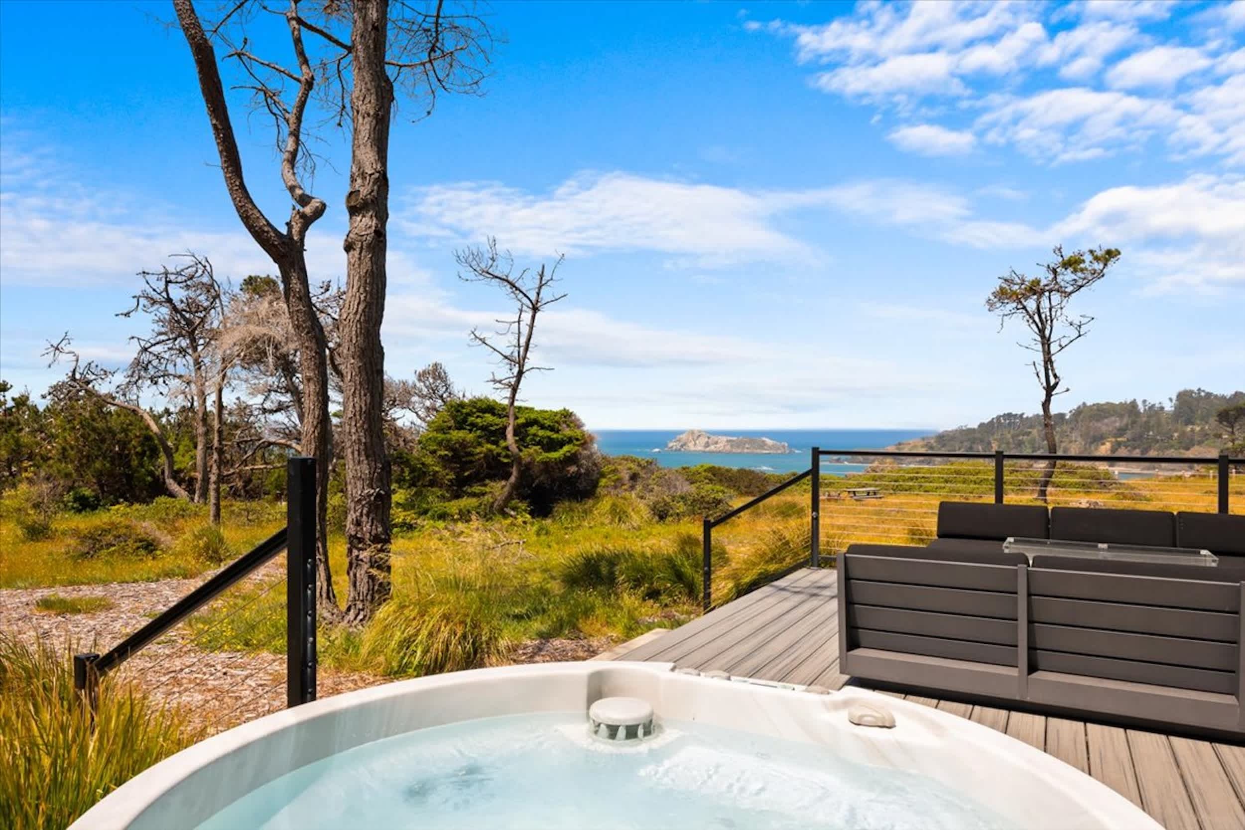 Ocean views & hot tub bliss at Anchor Bay