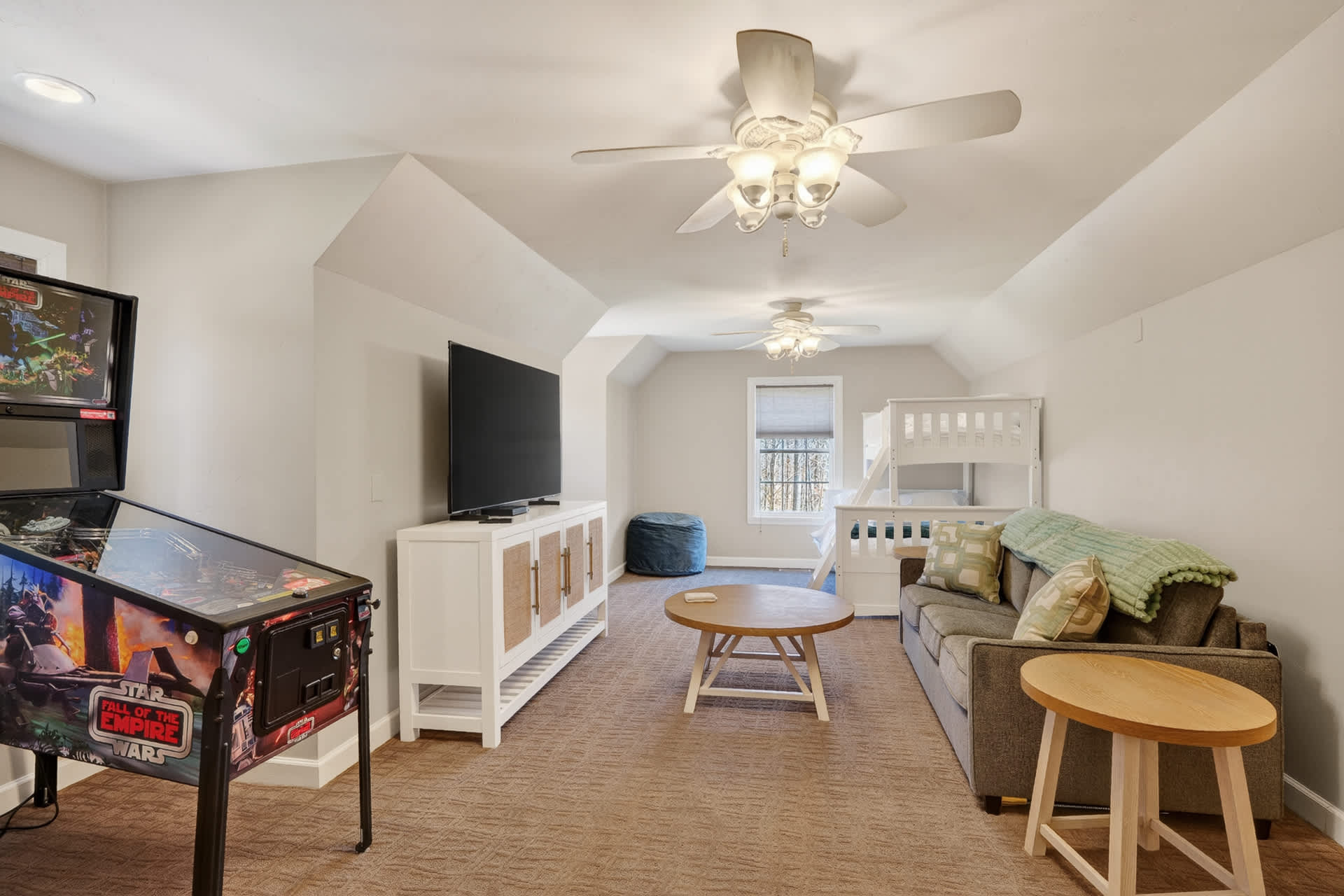Bunk room sleeps 4- bunk bed and pullout couch