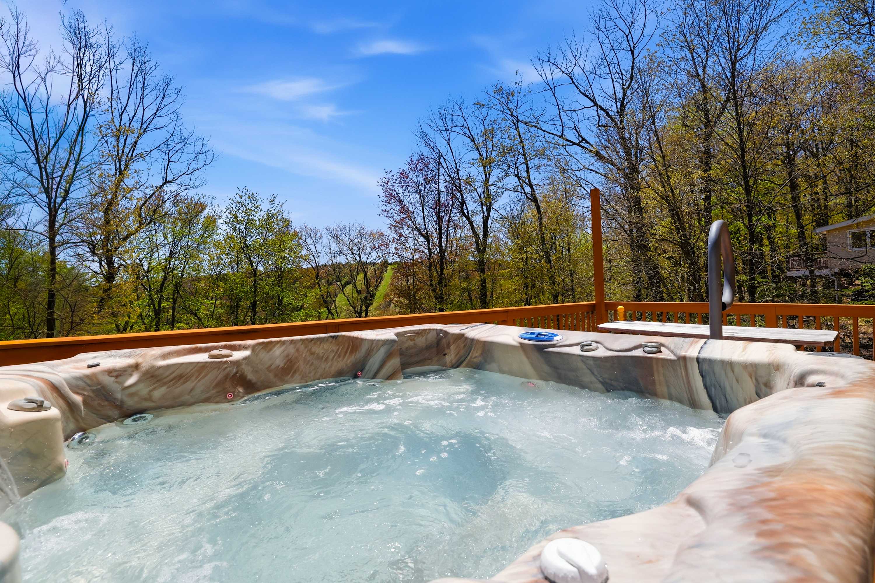 5BR Dog Friendly Poconos Cabin, Lakes, Hot Tub 3