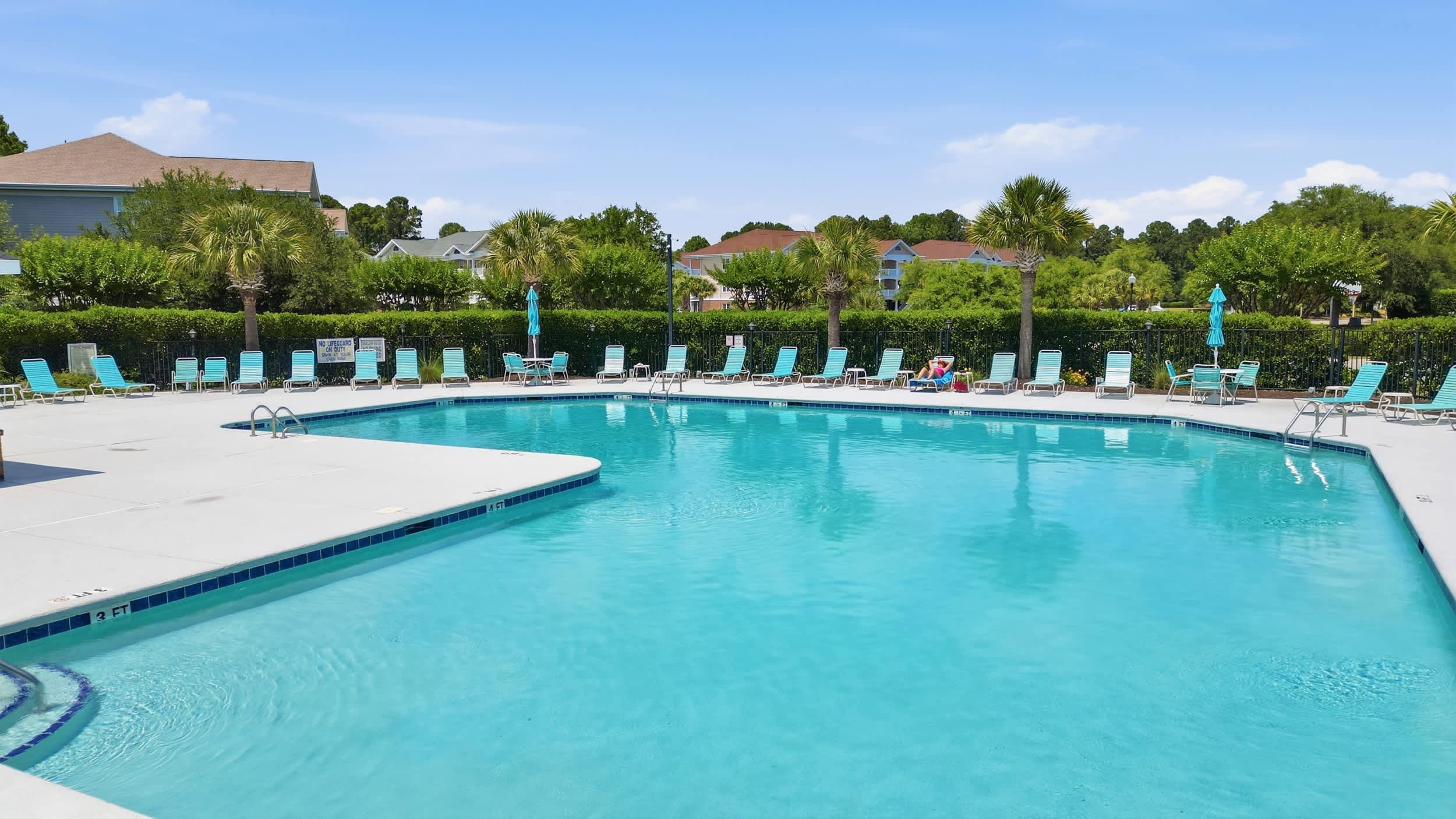 Huge Resort Pool and 5 Min to Beach