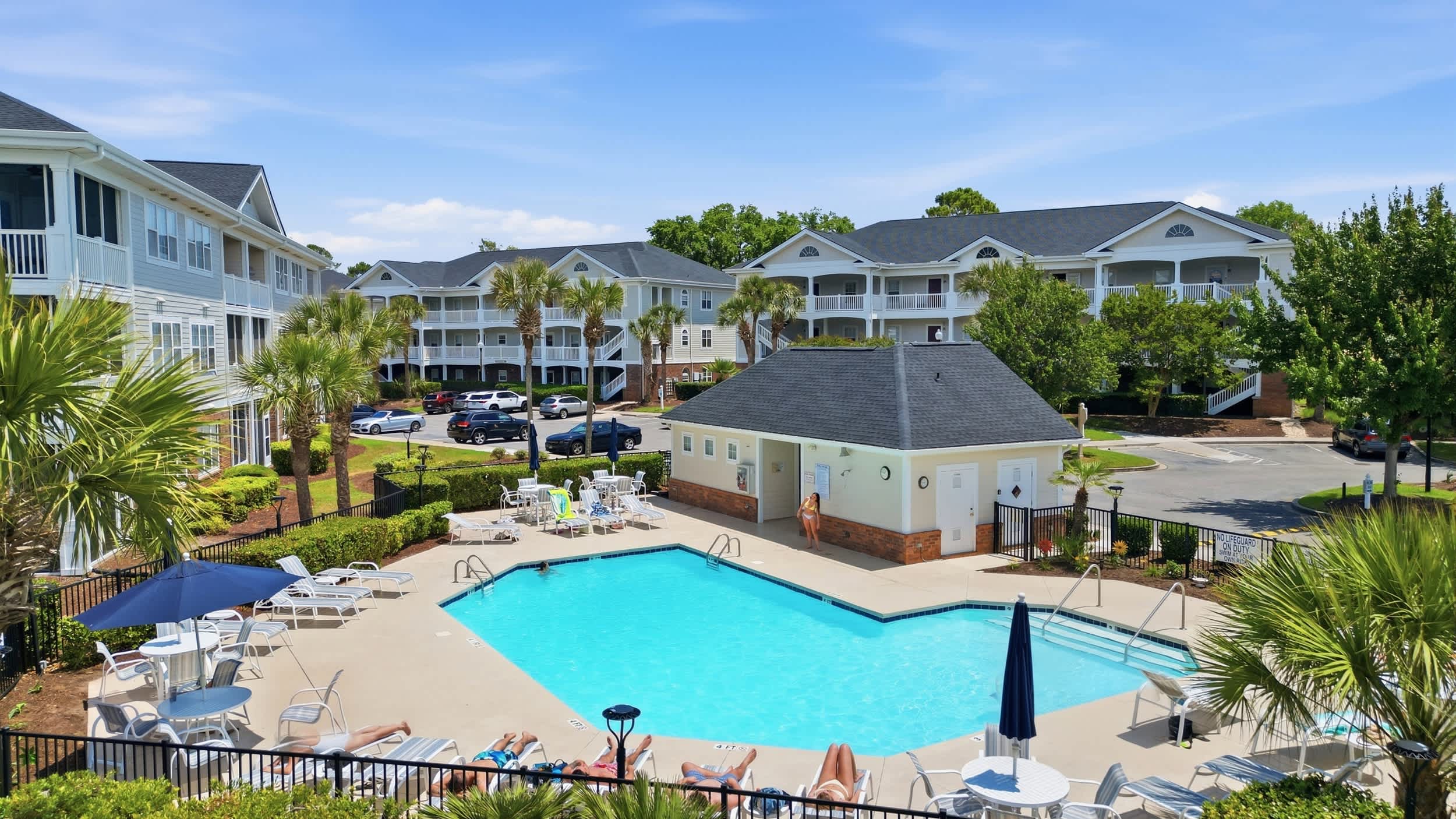 Huge Resort Pool and 5 Min to Beach