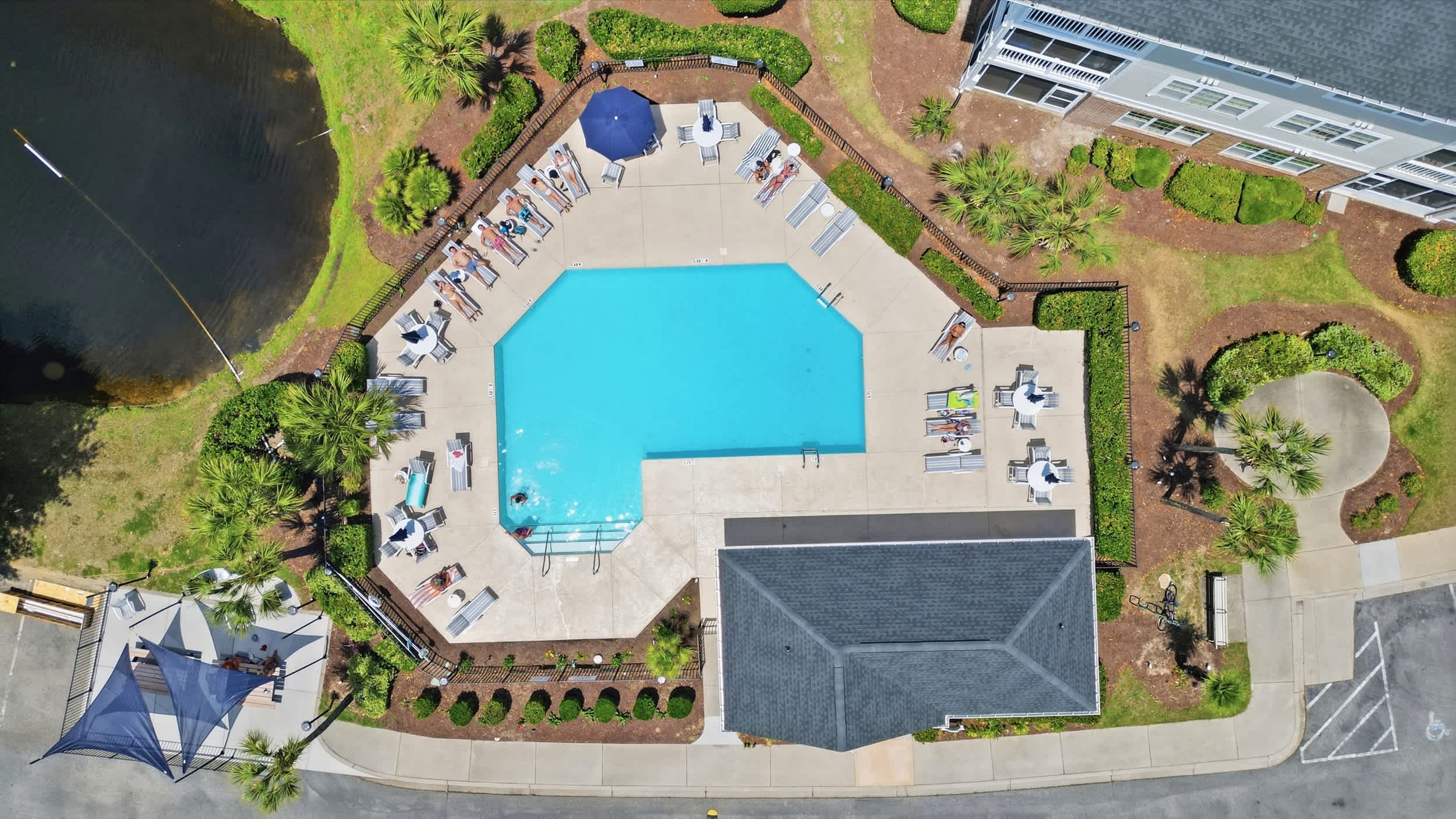 Huge Resort Pool and 5 Min to Beach