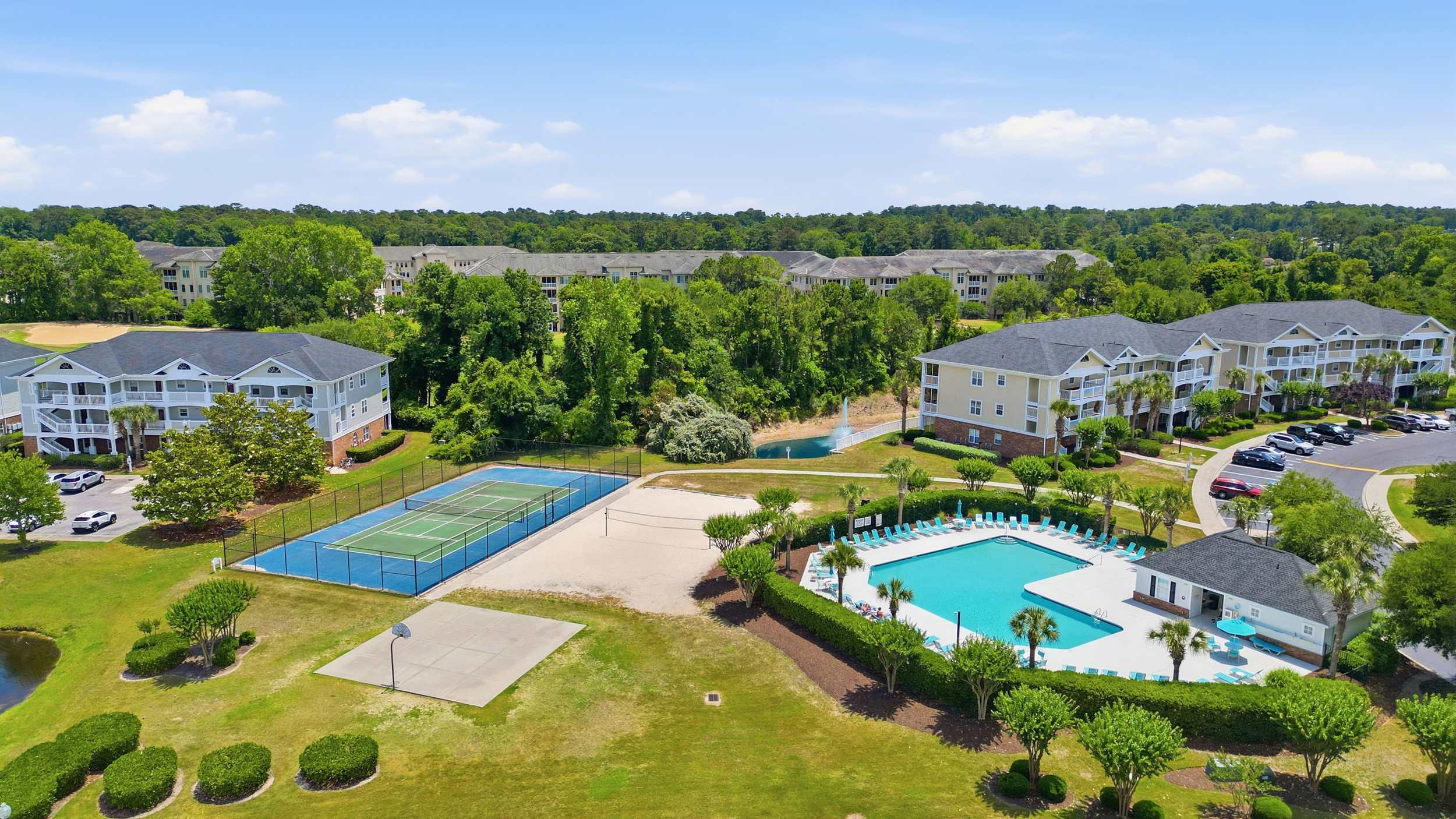 Huge Resort Pool and 5 Min to Beach