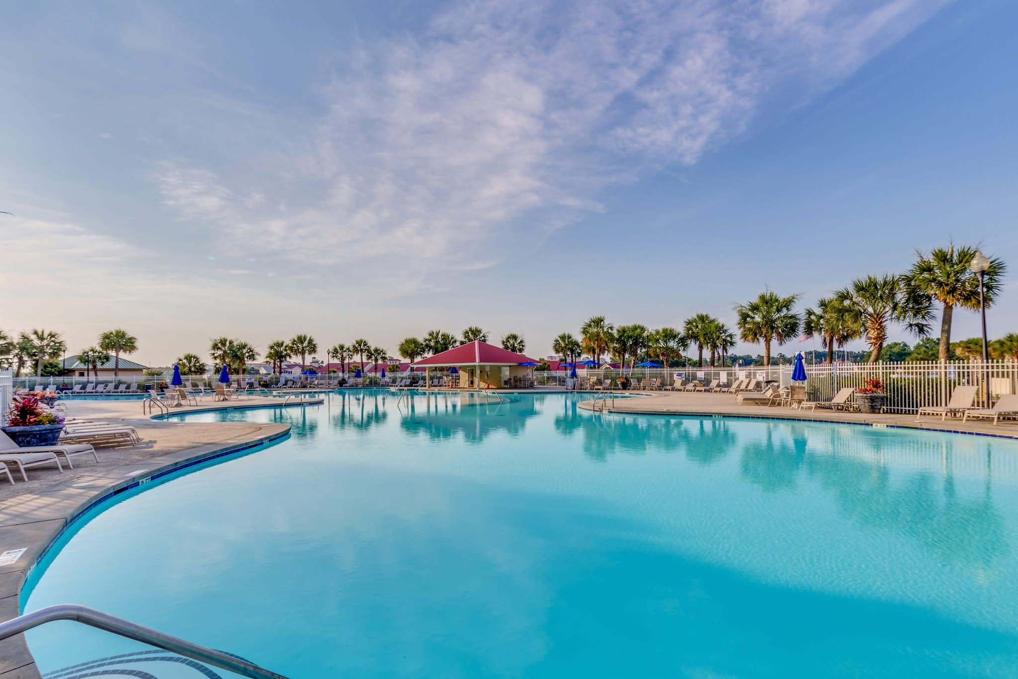 Huge Resort Pool and 5 Min to Beach