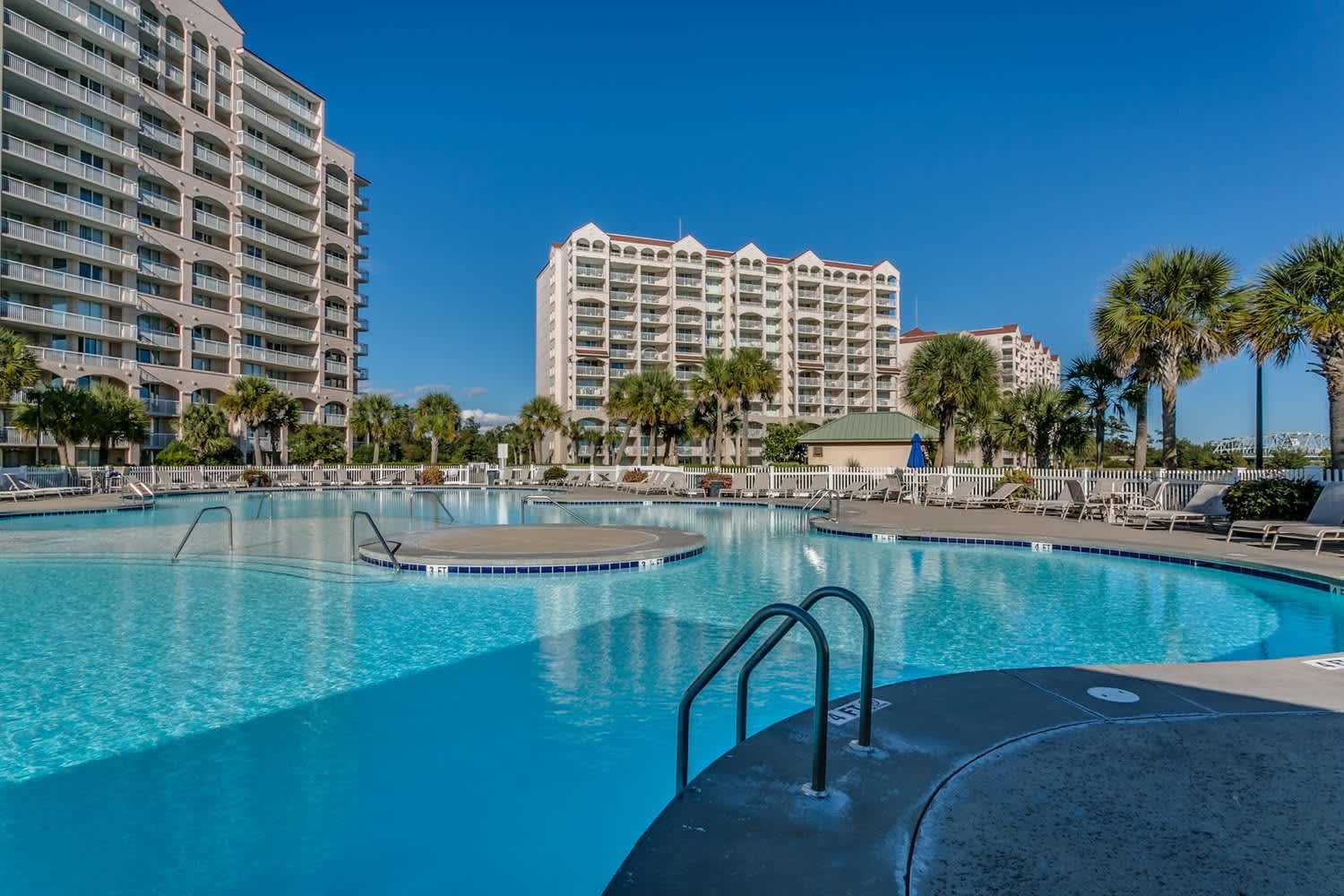 Huge Resort Pool and 5 Min to Beach