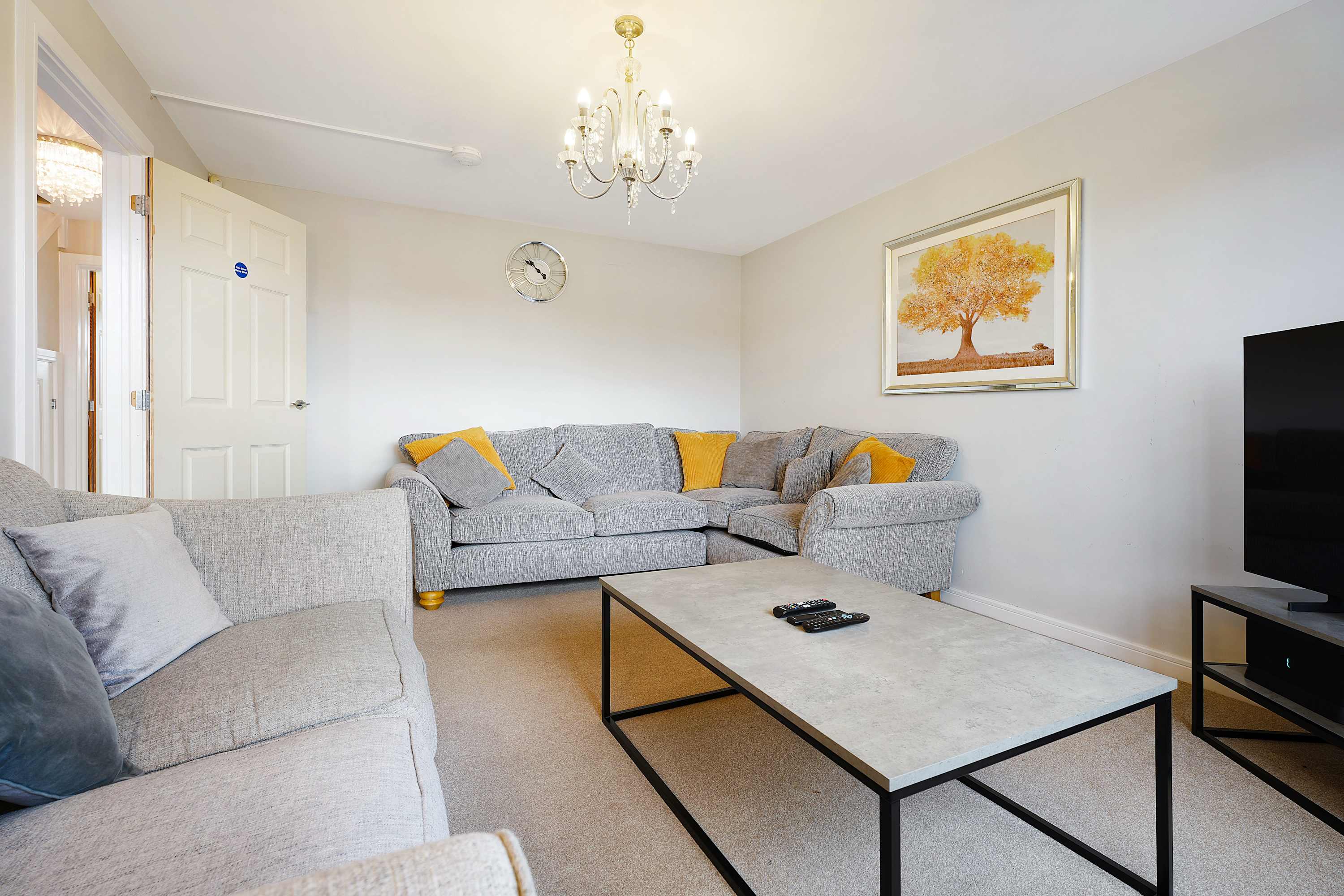 Folly Lodge | Peaceful Family Retreat with Scenic Views & Modern Comforts in 12 Folly Way S71 2SP - Property image 3 - VivreStays