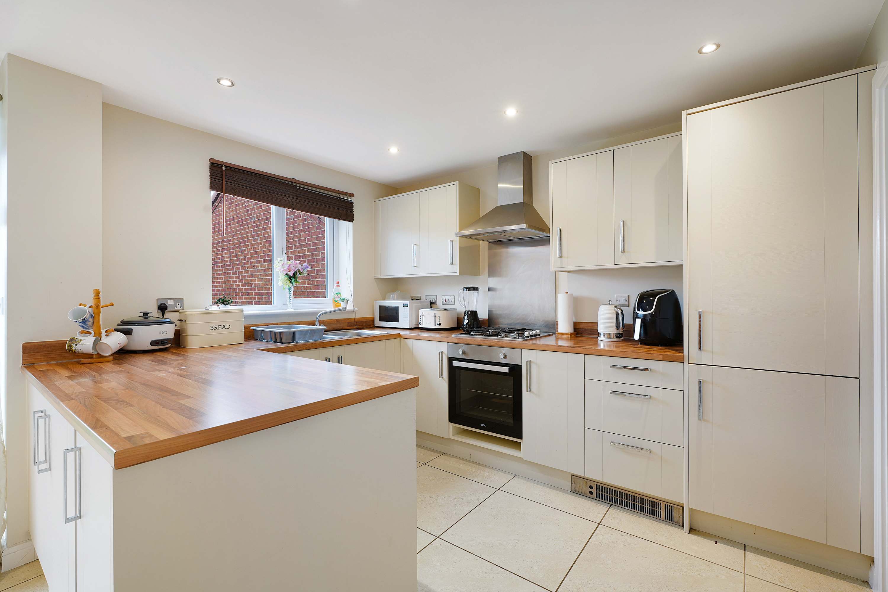 Folly Lodge | Peaceful Family Retreat with Scenic Views & Modern Comforts in 12 Folly Way S71 2SP - Property image 11 - VivreStays
