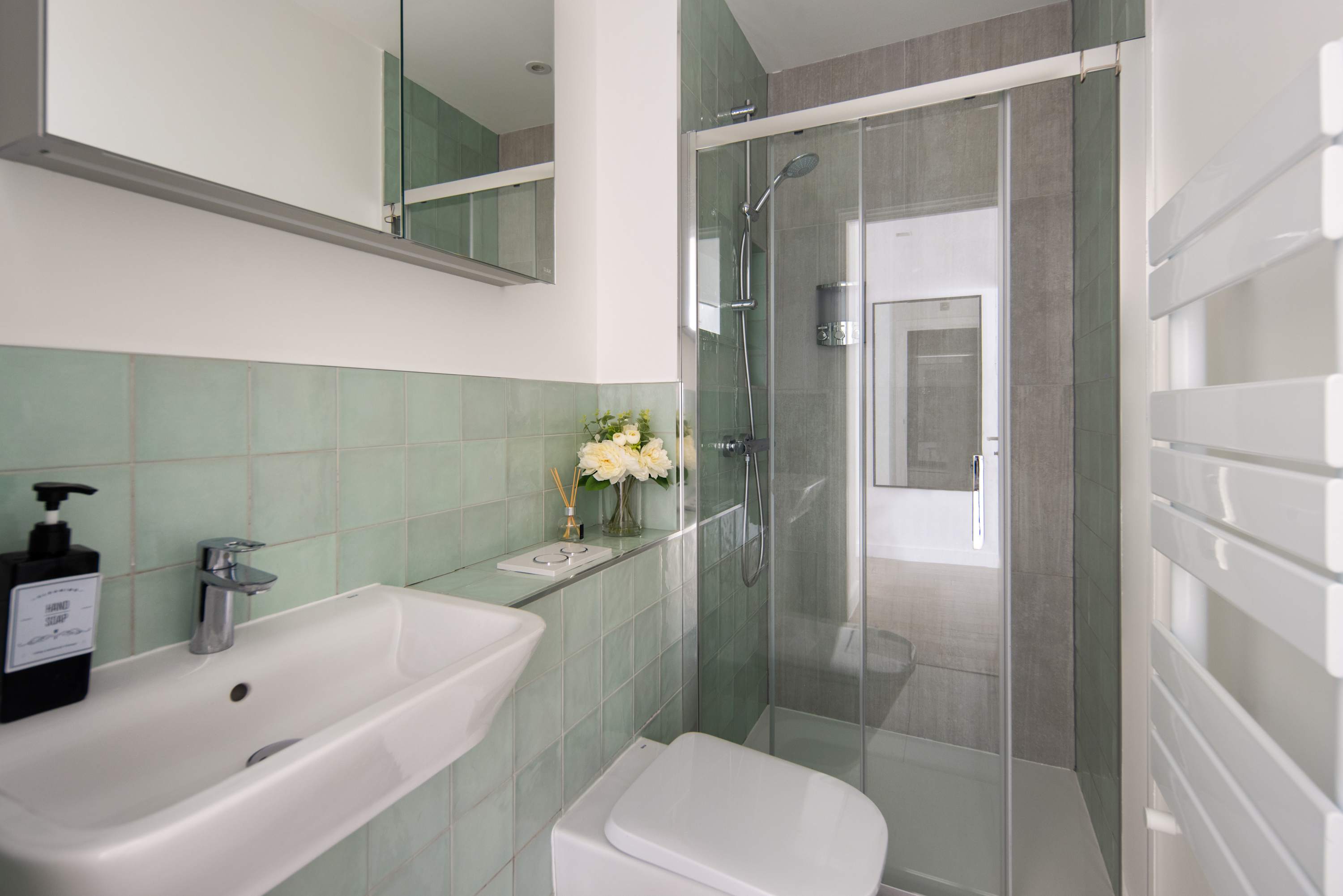 1 Min Walk to Euston Station, Modern Apartment