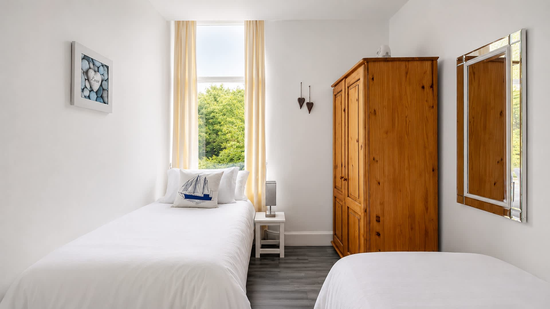 View Panoramic Sea View Apartment in Rothesay Bay in First Floor Right, Academy Apartments, Academy Road PA20 0BG Panoramic Sea View Apartment in Rothesay Bay in First Floor Right, Academy Apartments, Academy Road PA20 0BG - Property image 8 - VivreStays