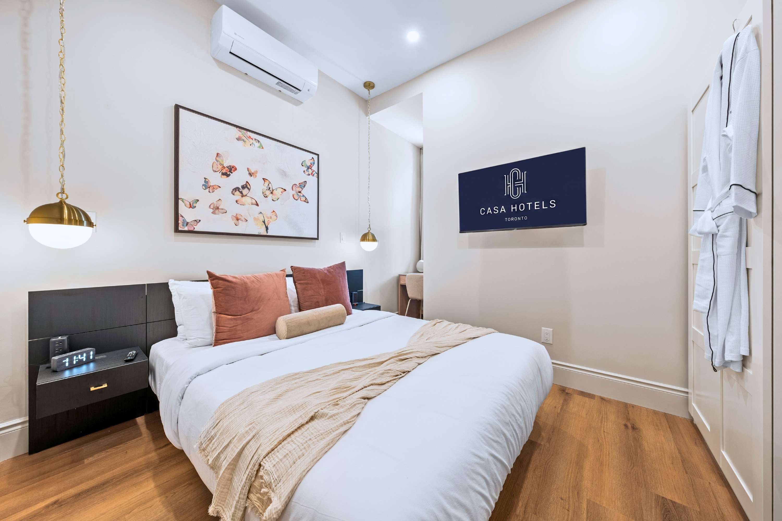 Queen bed with Smart TV, quality robe, and a space for work or study