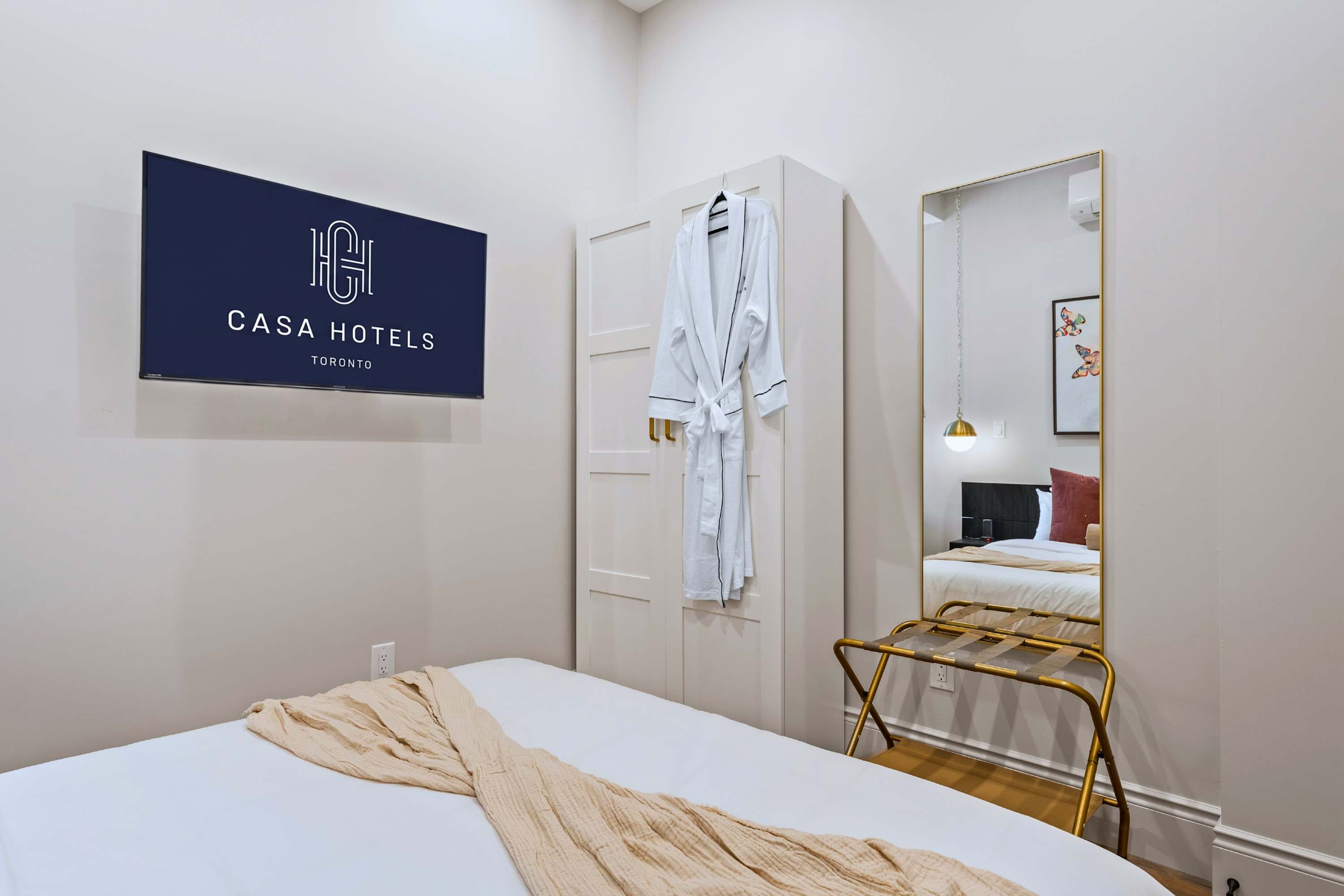 Queen bed with Smart TV, quality robe, and space to unwind after a full day out