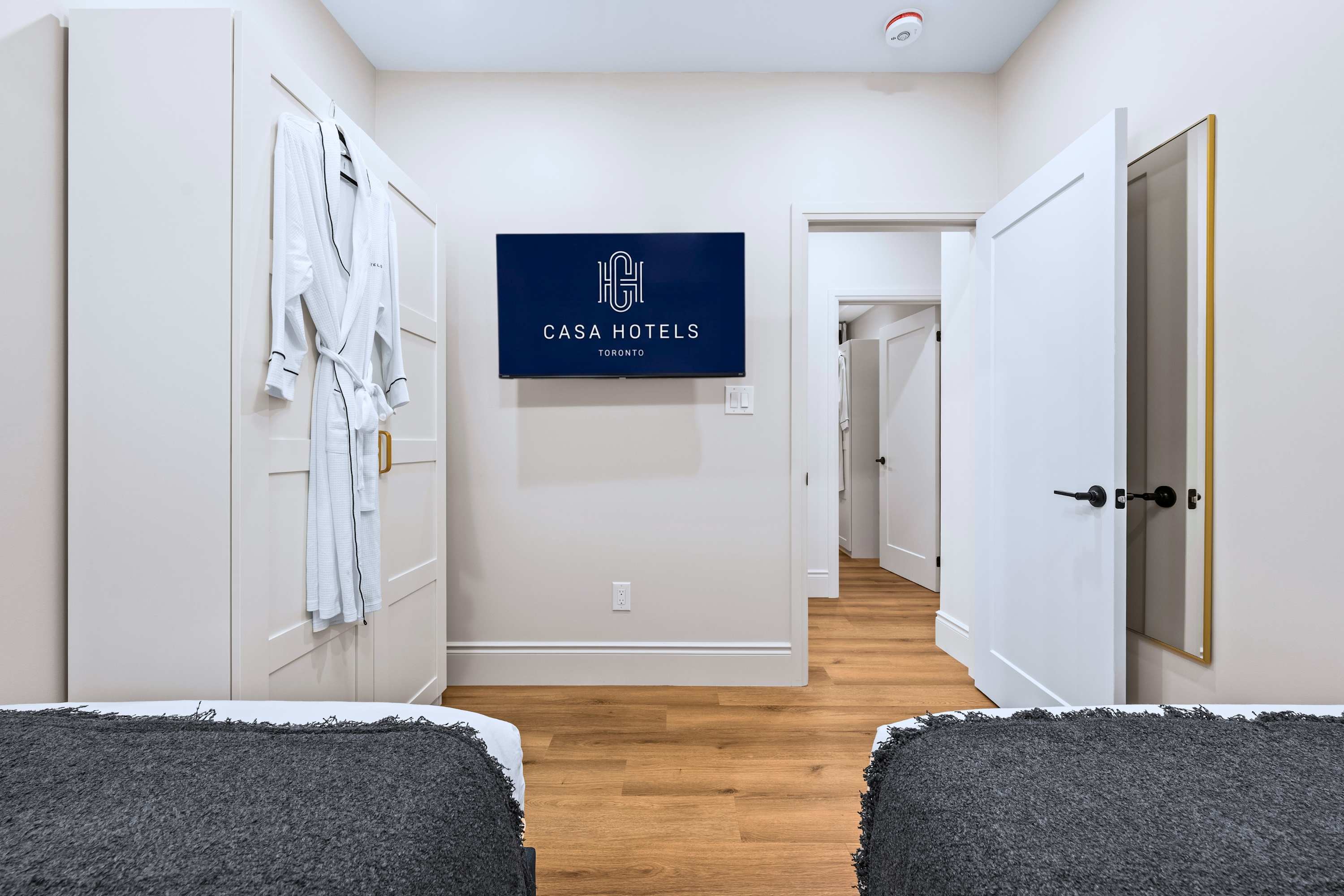 Shared room with two single beds and a private screen for relaxed downtime