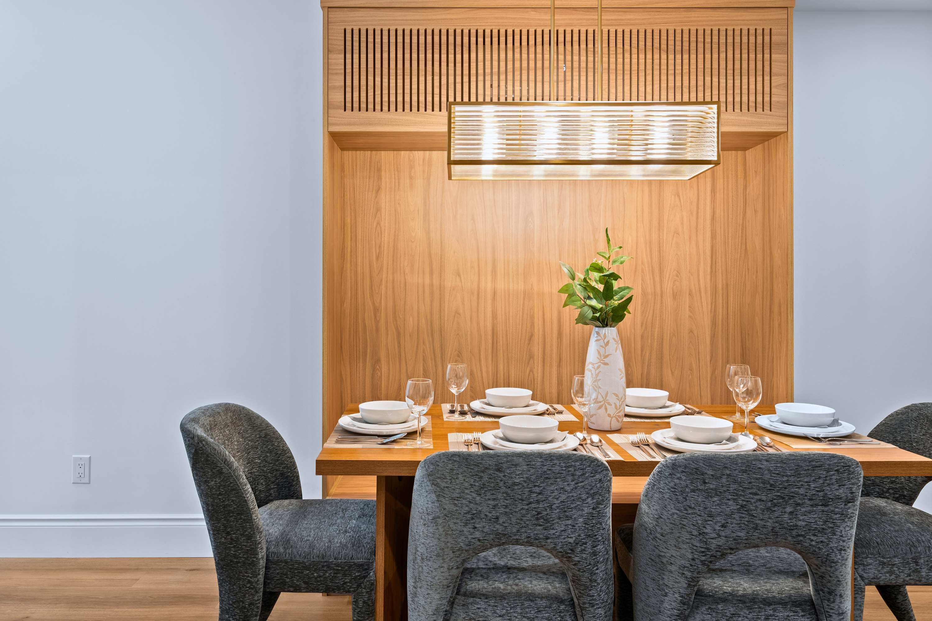 Comfortable dining for 6, great for sharing meals and moments.