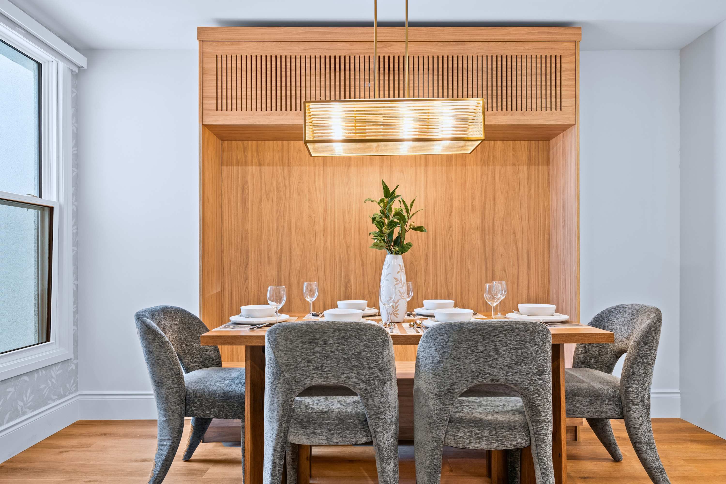 Bright dining area for 6, designed for connection and convenience.