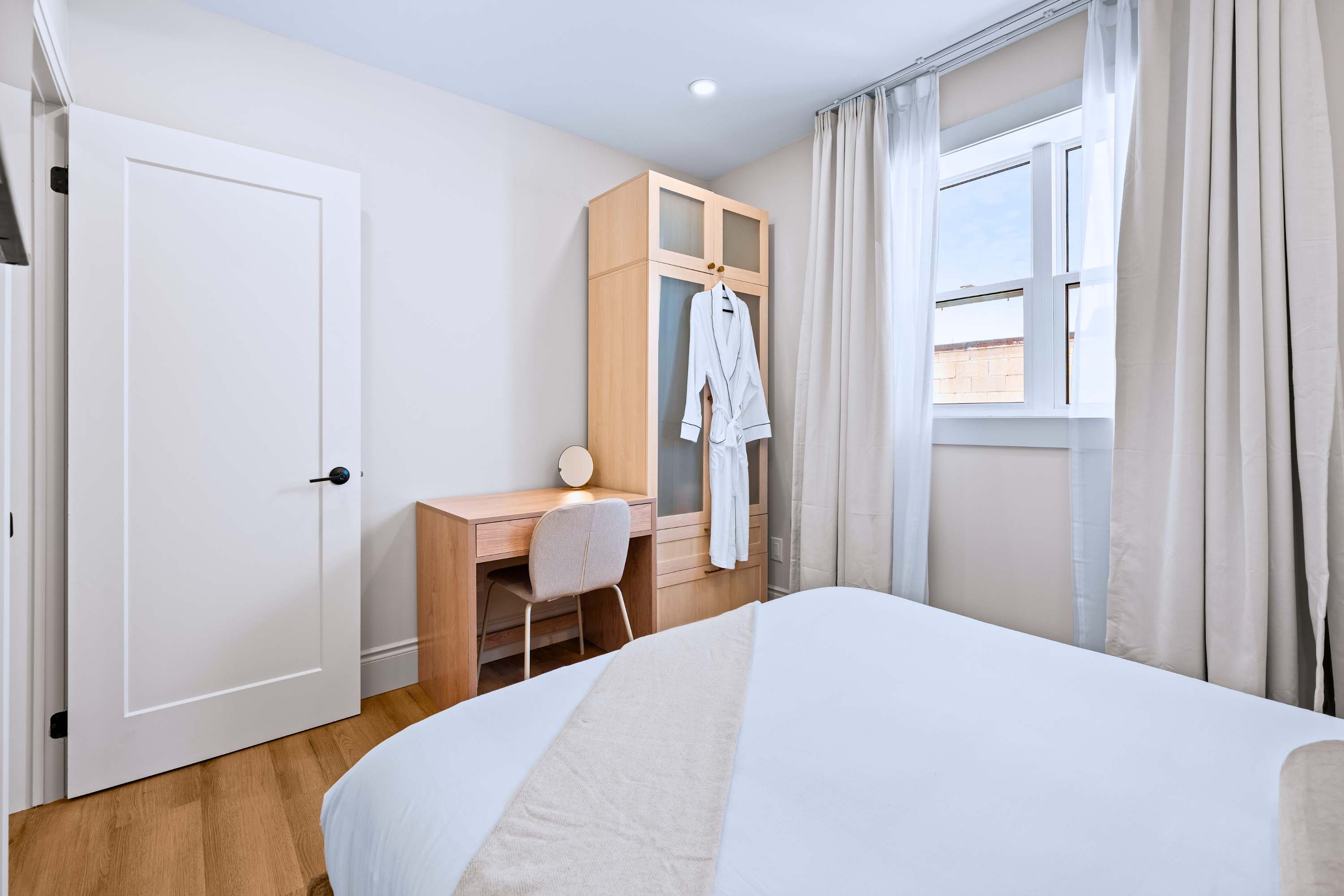 Cozy bedroom featuring a study desk and closet for convenience.