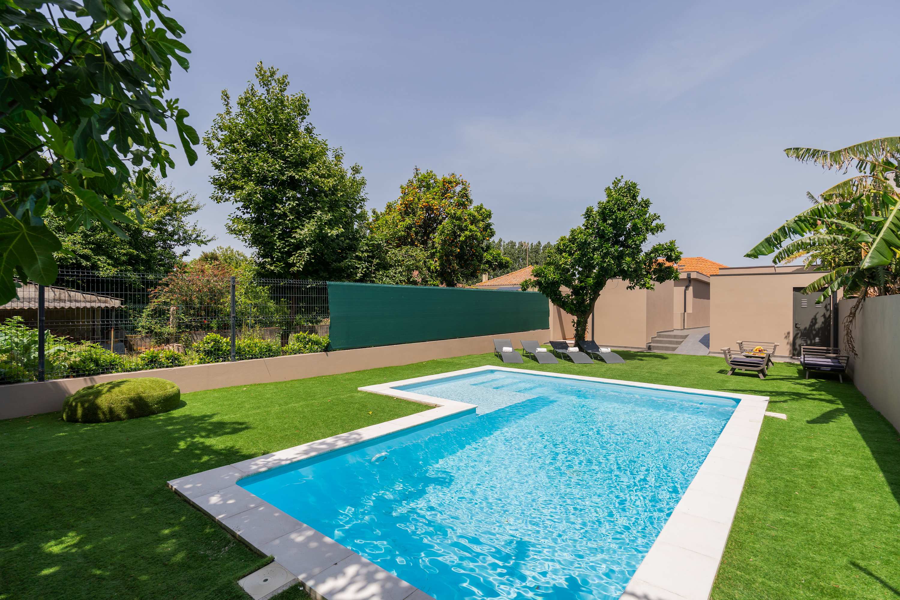 Elegant Flat with Pool Near Airport by HostWise