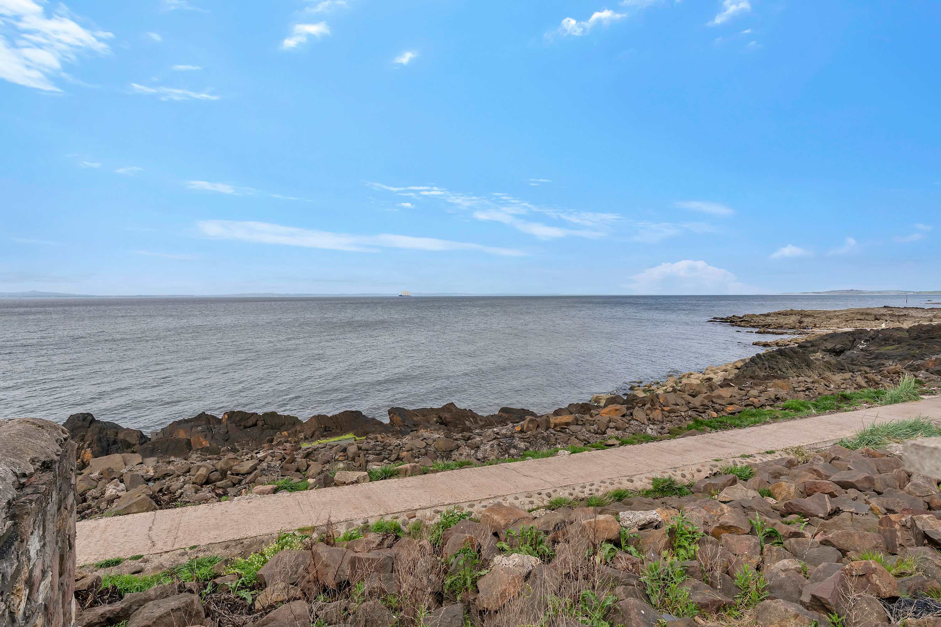 Stylish Apt Near Golf, Beach, Wi-Fi & Free Parking in High Street 86 EH32 0DG - Property image 2 - VivreStays