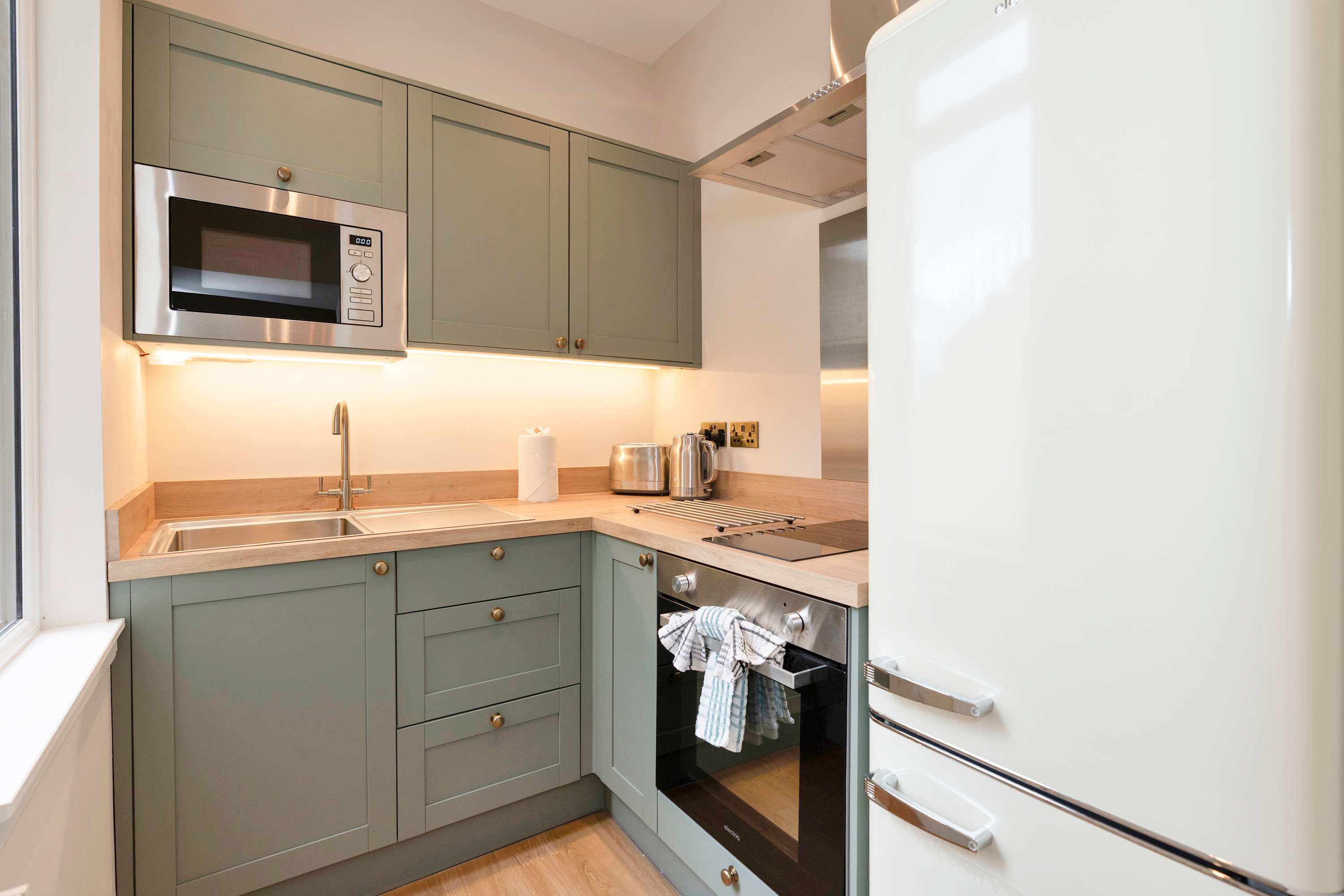 Stylish Apt Near Golf, Beach, Wi-Fi & Free Parking in High Street 86 EH32 0DG - Property image 5 - VivreStays